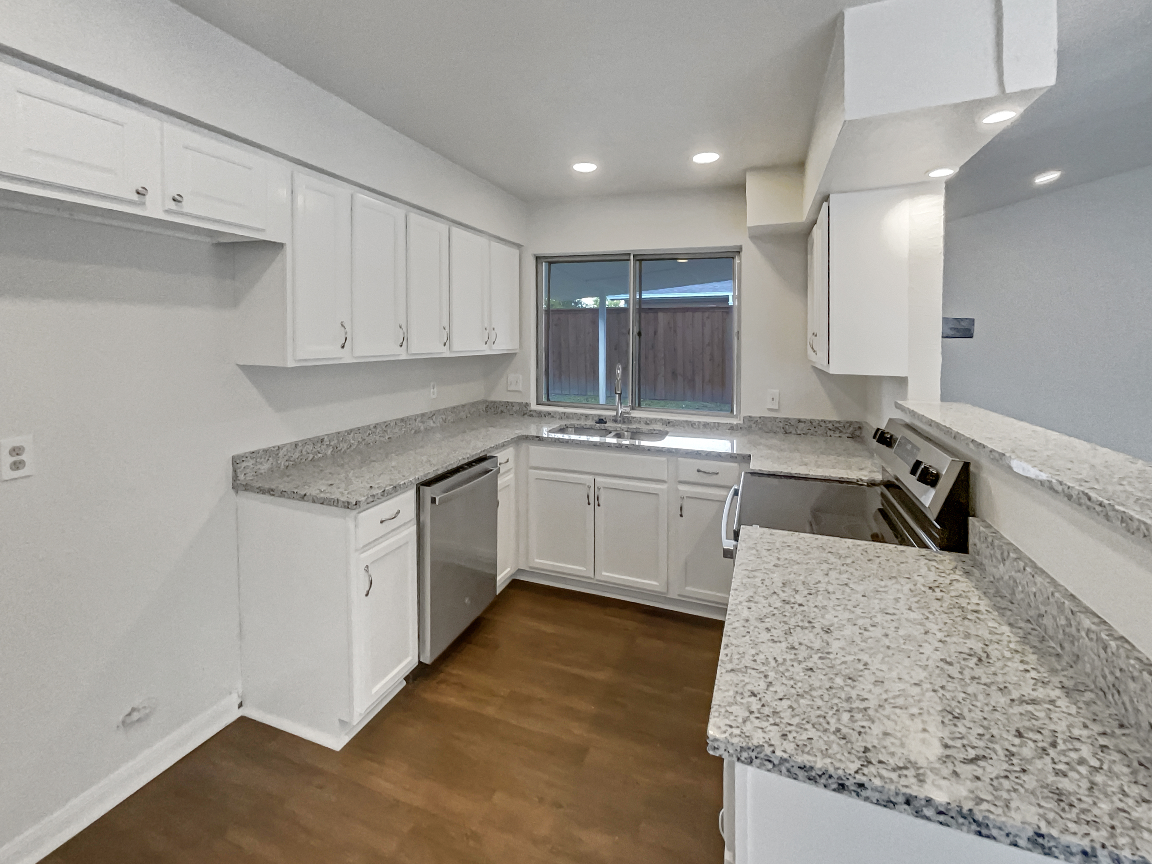 Photo 4 of 25 of 1426 Whiteoak Dr, Garland, TX