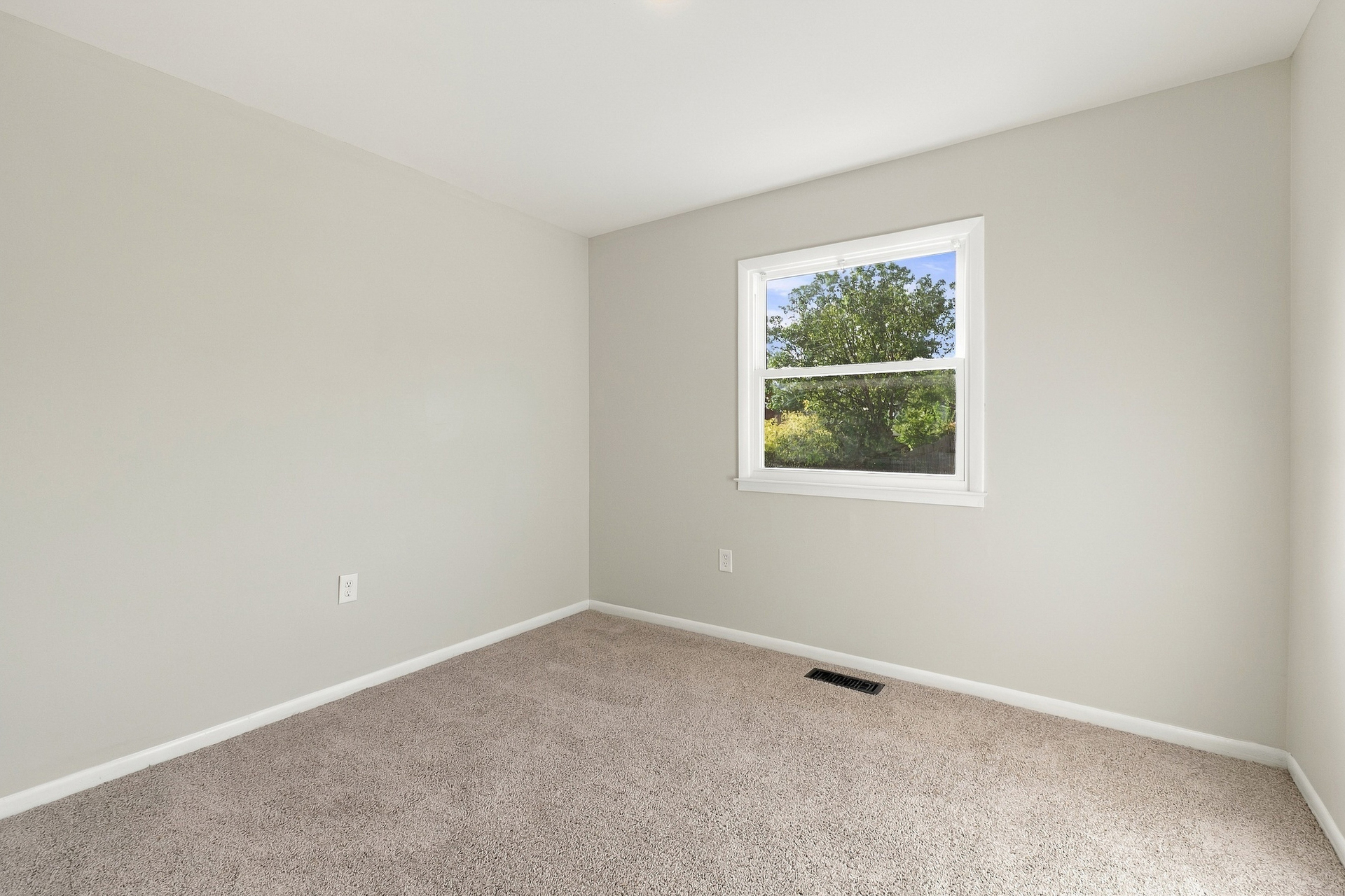 Photo 12 of 20 of 13449 Nascoby Ln, Woodbridge, VA