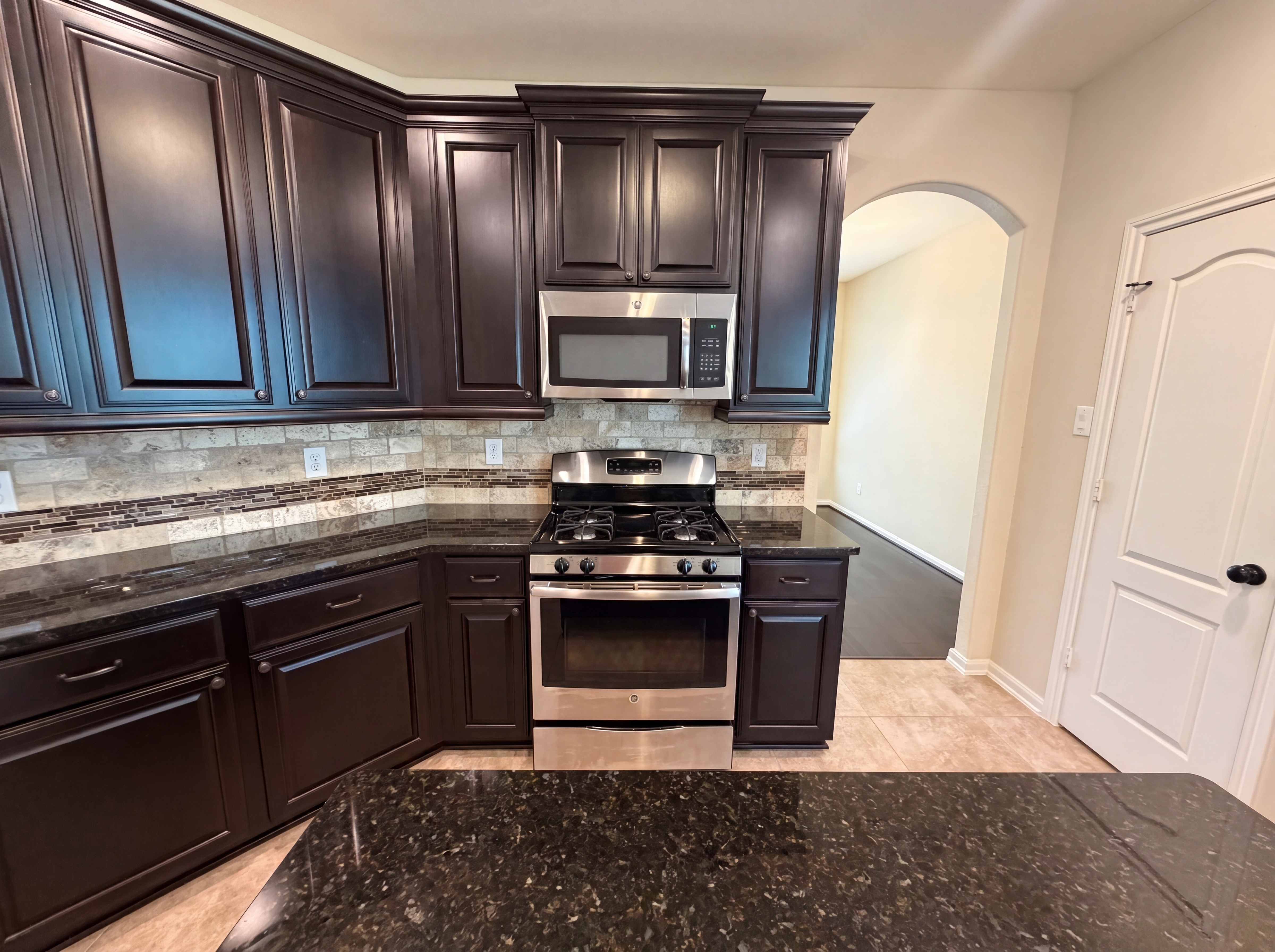 Photo 2 of 26 of 6523 Hunters Creek Ln, Baytown, TX
