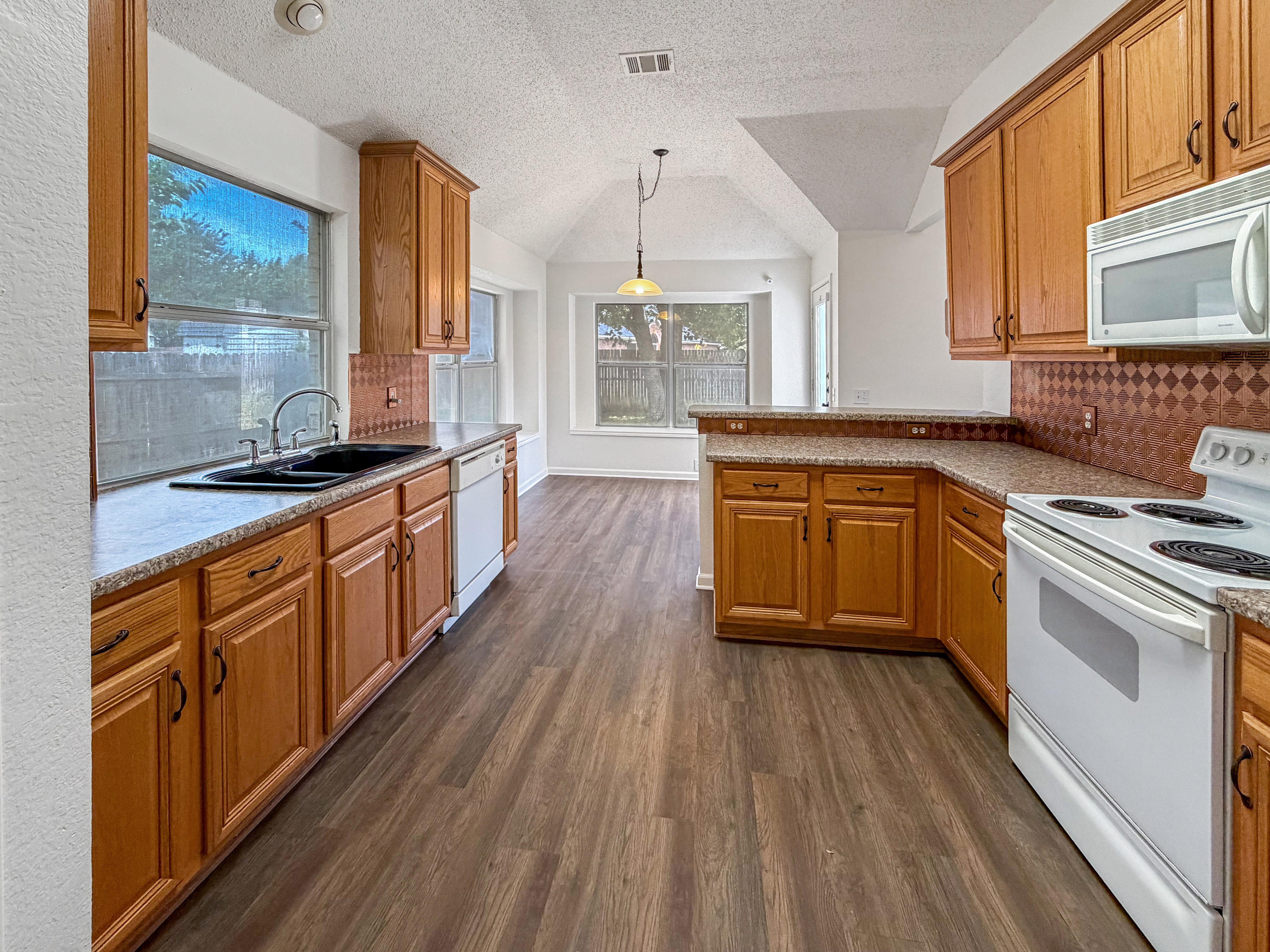 Photo 2 of 16 of 2516 Fairway View Dr, Burleson, TX