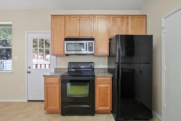 Photo 8 of 25 - 6337 Downeast Dr, Fort Worth, TX 76179