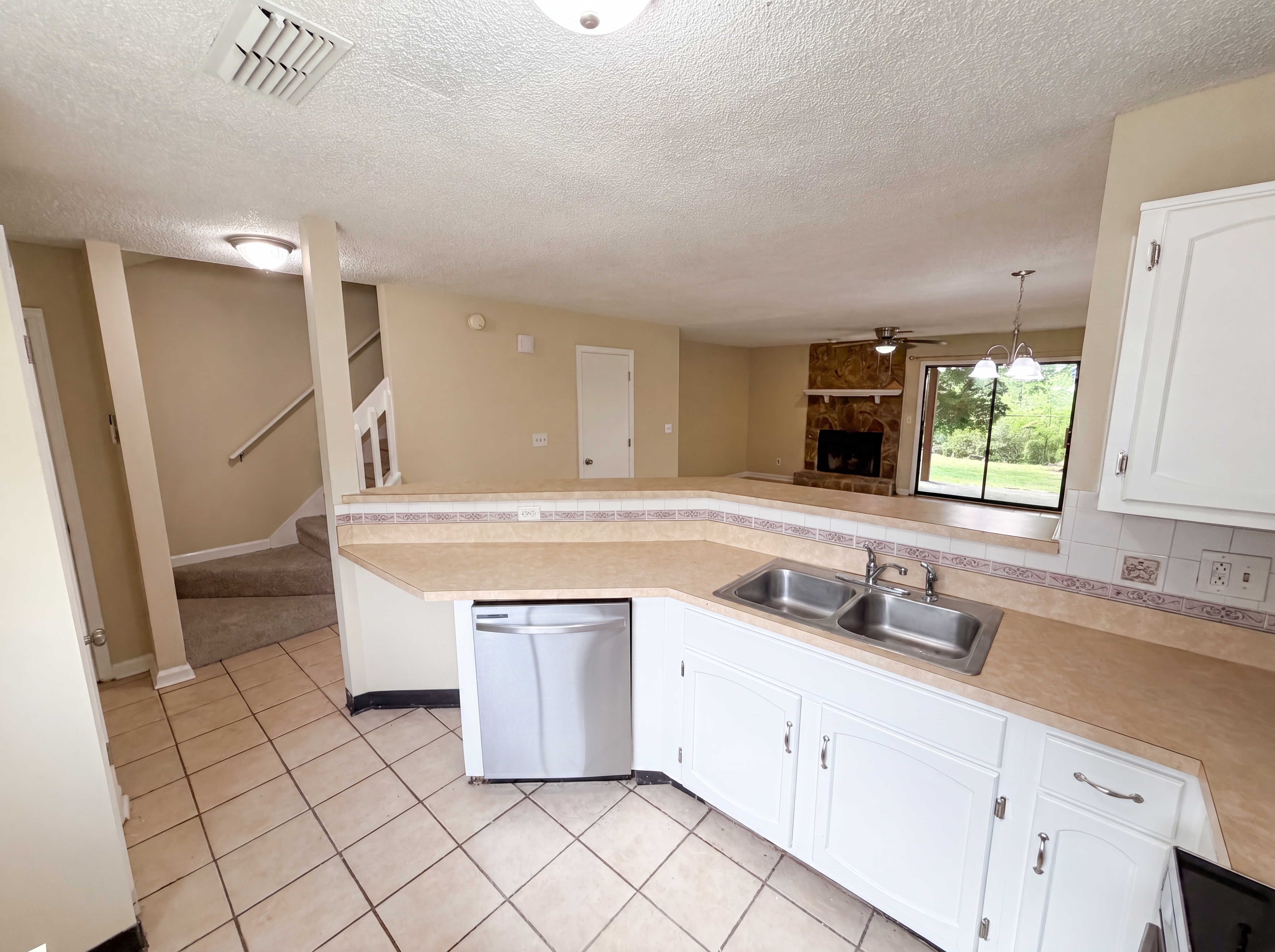 Photo 8 of 24 of 3271 Tennington Pl, Lawrenceville, GA