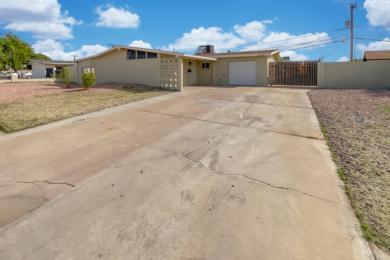 Property photo 1 of 6633 W Colter St