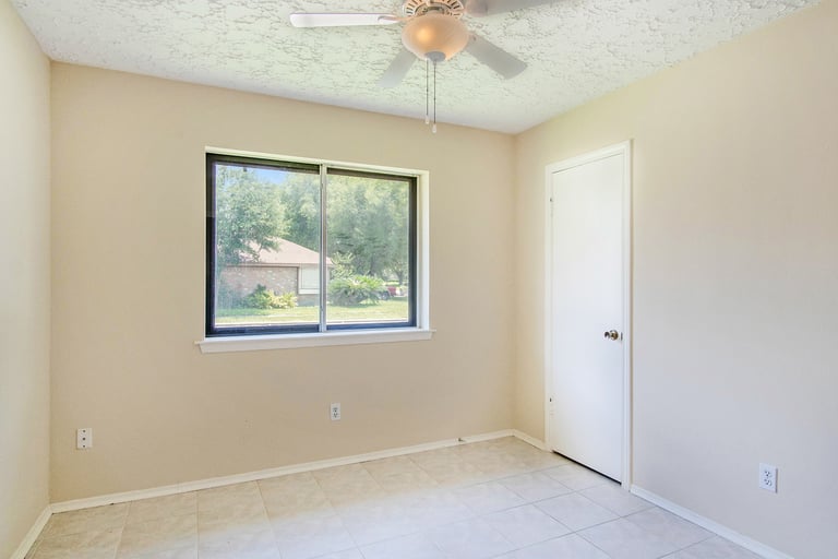 Photo 15 of 17 - 319 Richvale Ln, Webster, TX 77598