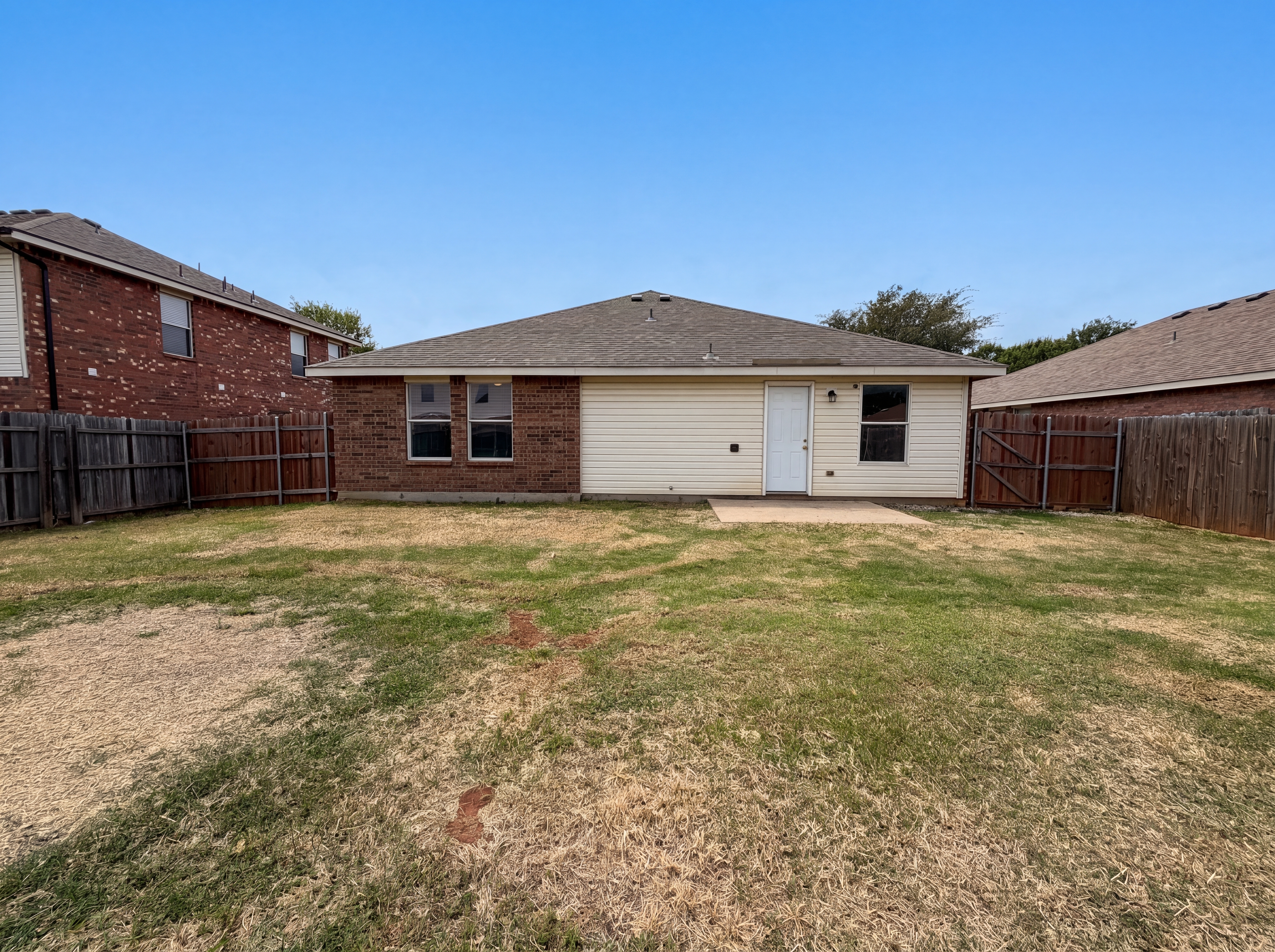Photo 5 of 17 of 1120 Beaverwood Ln, Crowley, TX
