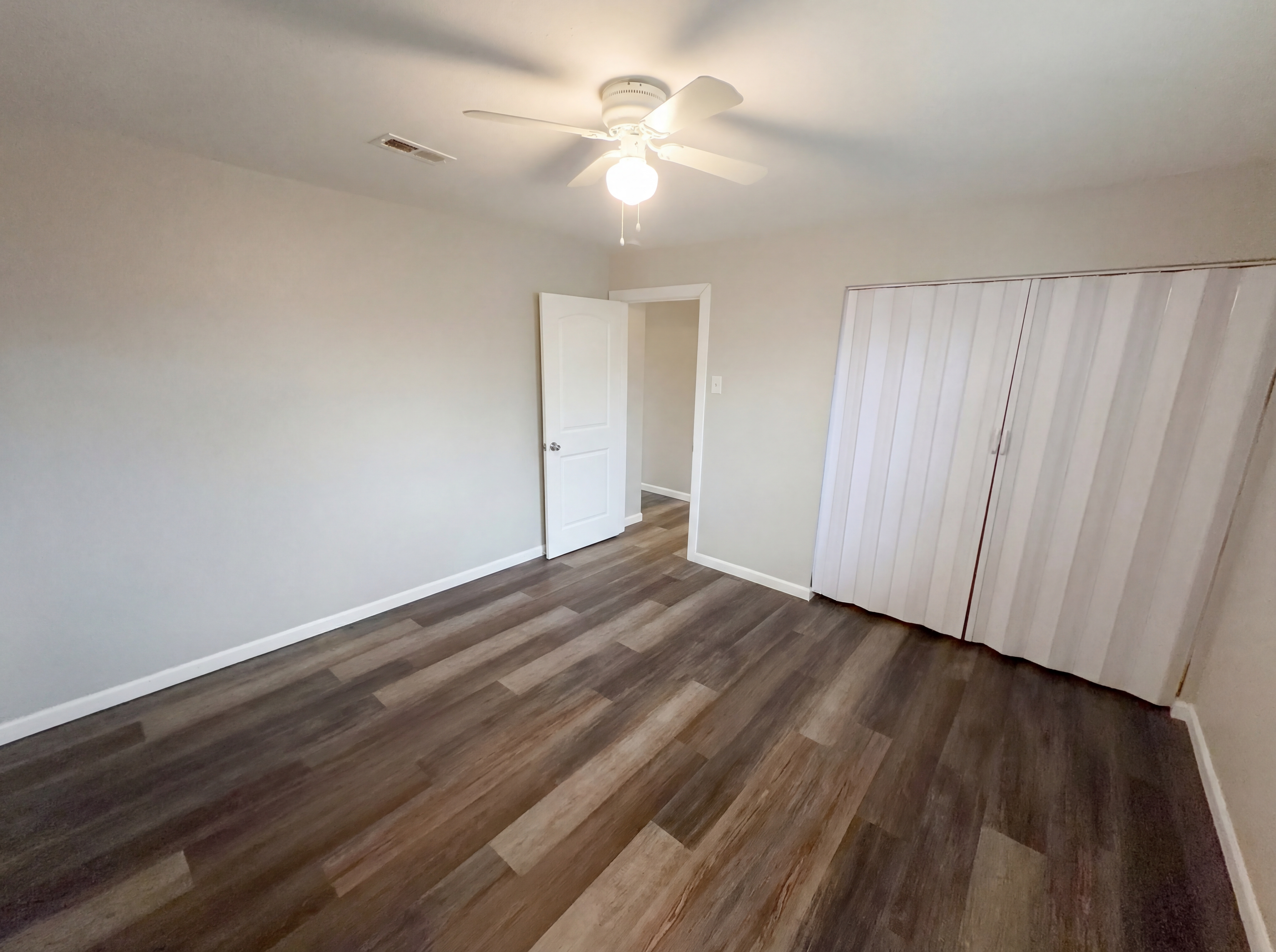 Photo 4 of 21 of 2122 Danbury Dr, Indianapolis, IN