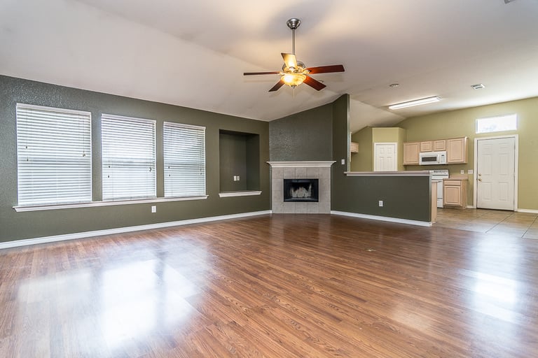 Photo 3 of 21 - 410 Stefhanie Dr, Celina, TX 75009