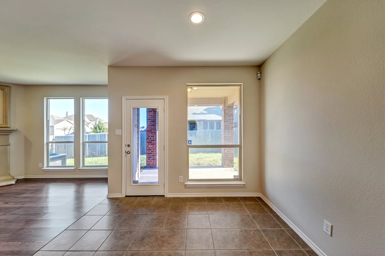 Photo 9 of 27 - 11121 Hawks Landing Rd, Haslet, TX 76052