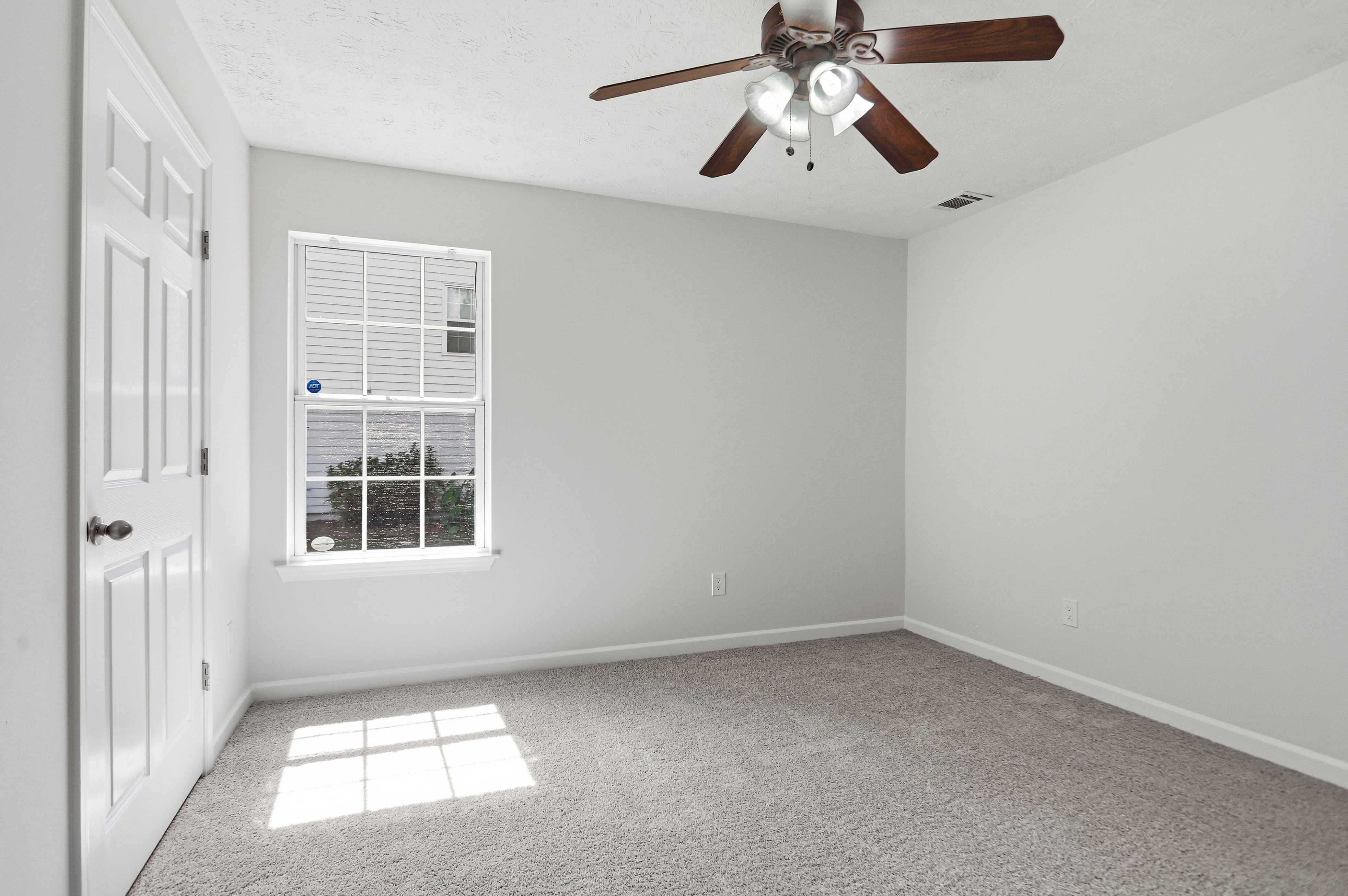 Photo 16 of 39 of 3641 Coveside Ct, Loganville, GA