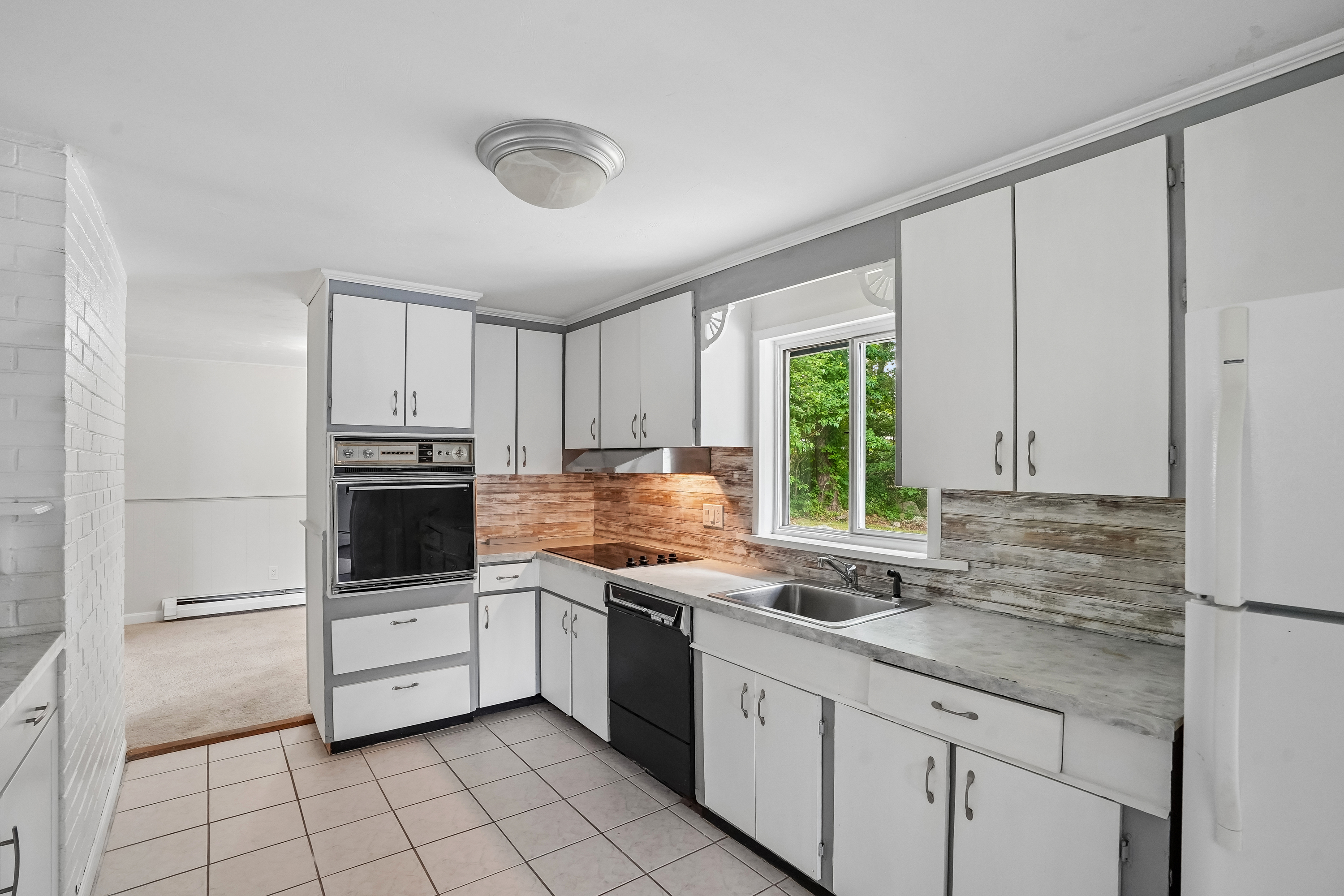 Photo 2 of 27 of 237 Hovenden Ave, Brockton, MA