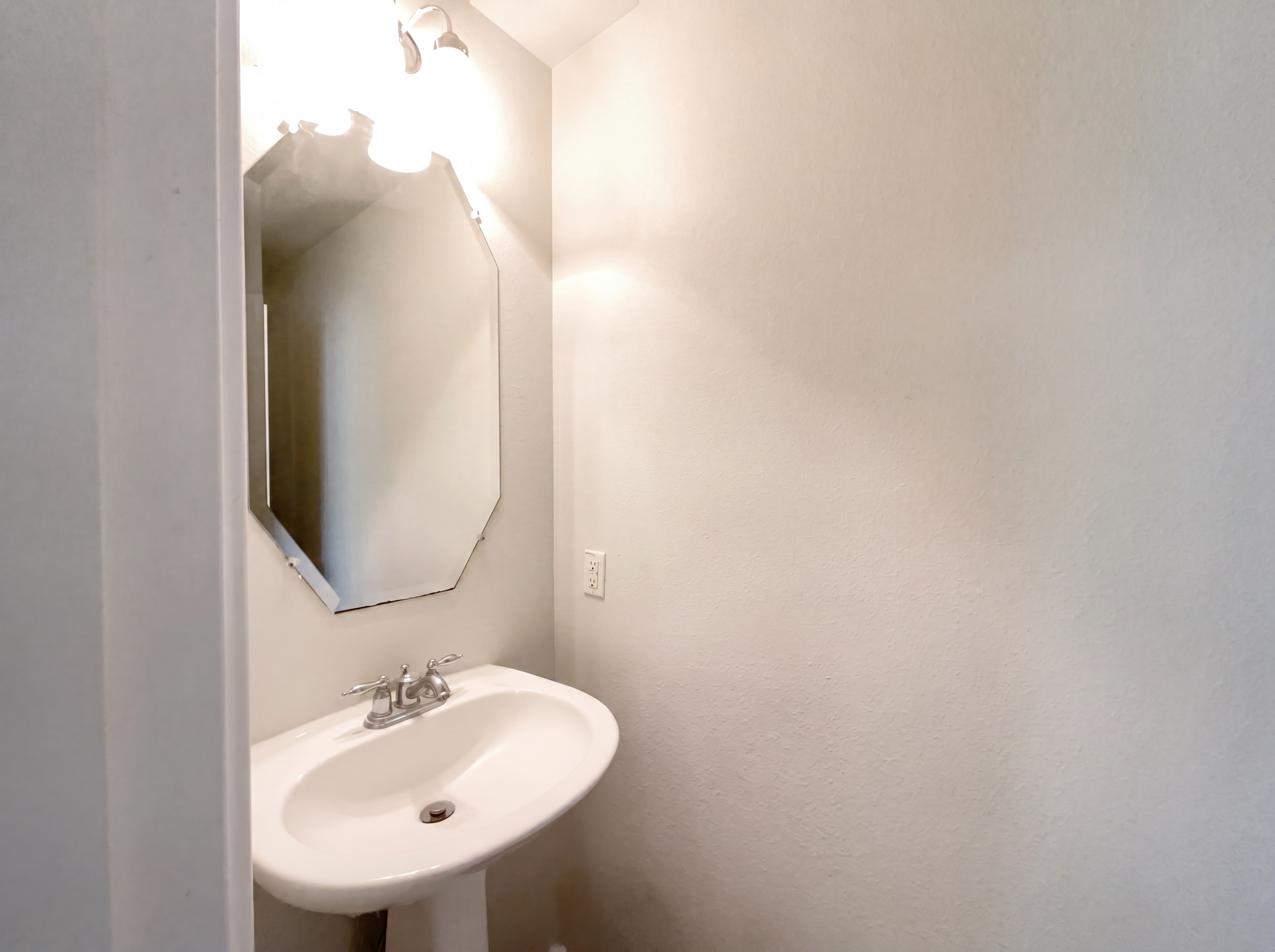 Photo 9 of 21 of 907 Magnolia Crst, San Antonio, TX