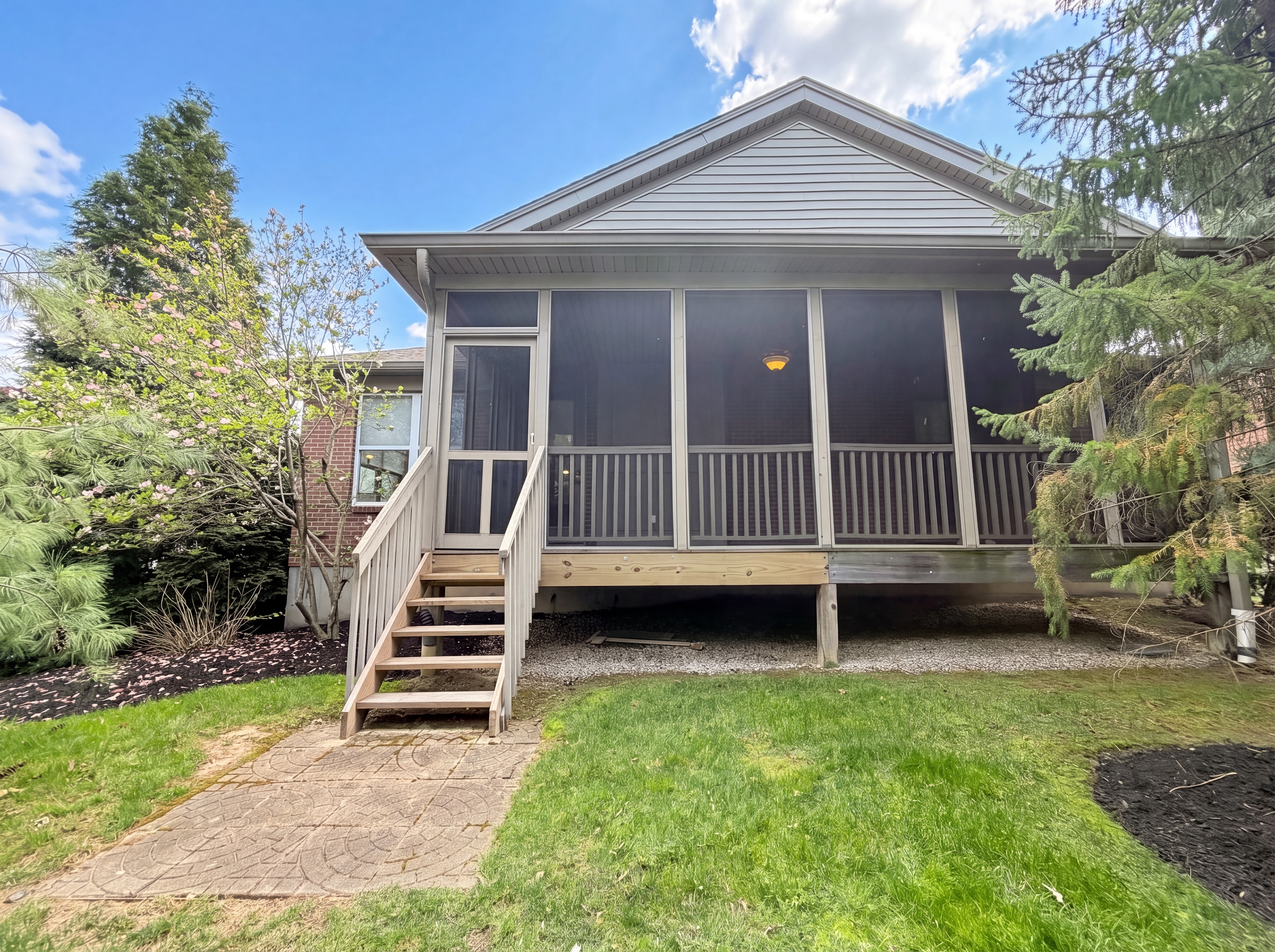 Photo 5 of 29 of 8016 Stonegate Dr, Cincinnati, OH