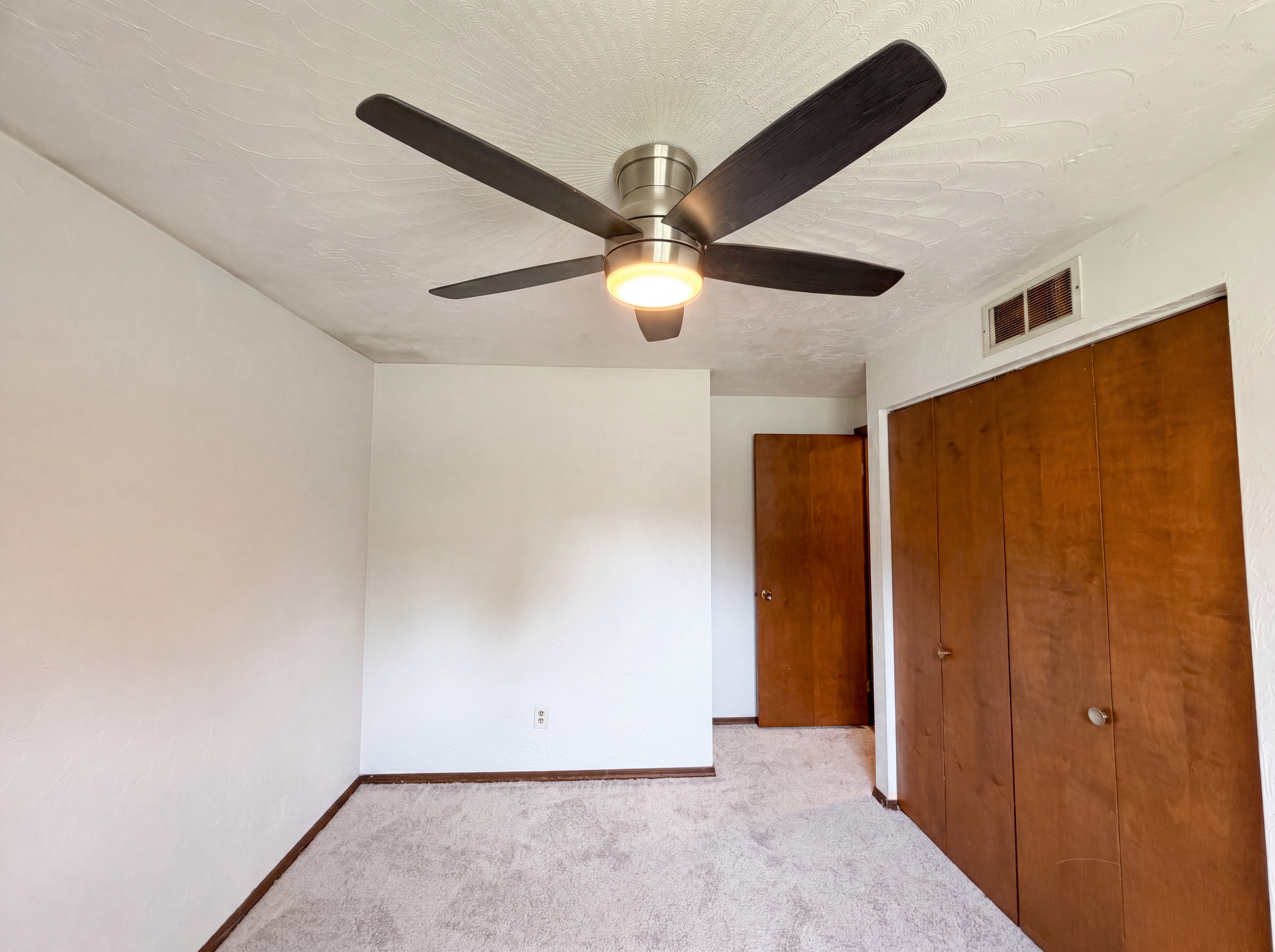 Photo 4 of 25 of 1015 Kingsway Dr, Lorain, OH