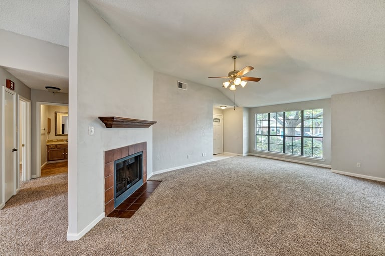 Photo 3 of 20 - 2317 Chestnut Way, Bedford, TX 76022
