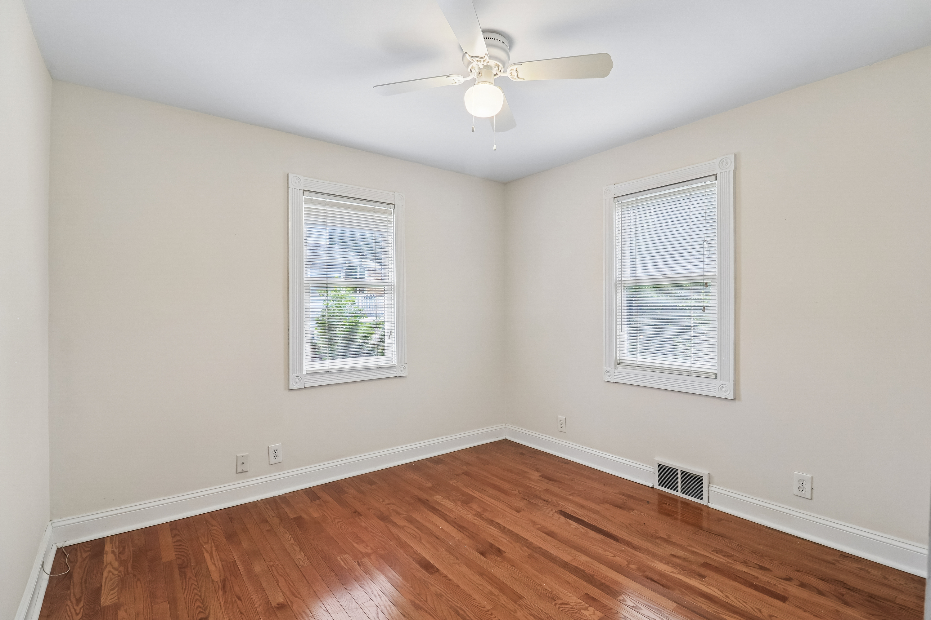 Photo 4 of 35 of 4811 Roslyn Rd, Downers Grove, IL