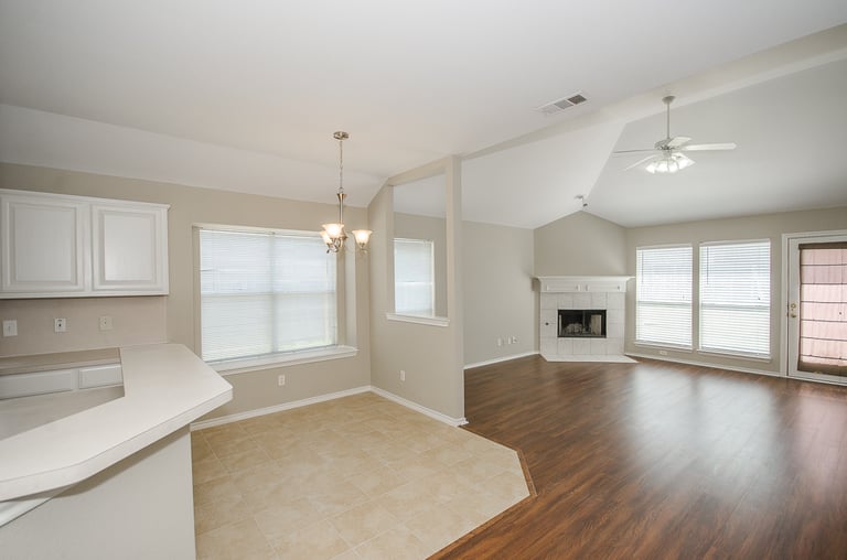Photo 5 of 28 - 2046 Diamond Ridge Dr, Carrollton, TX 75010