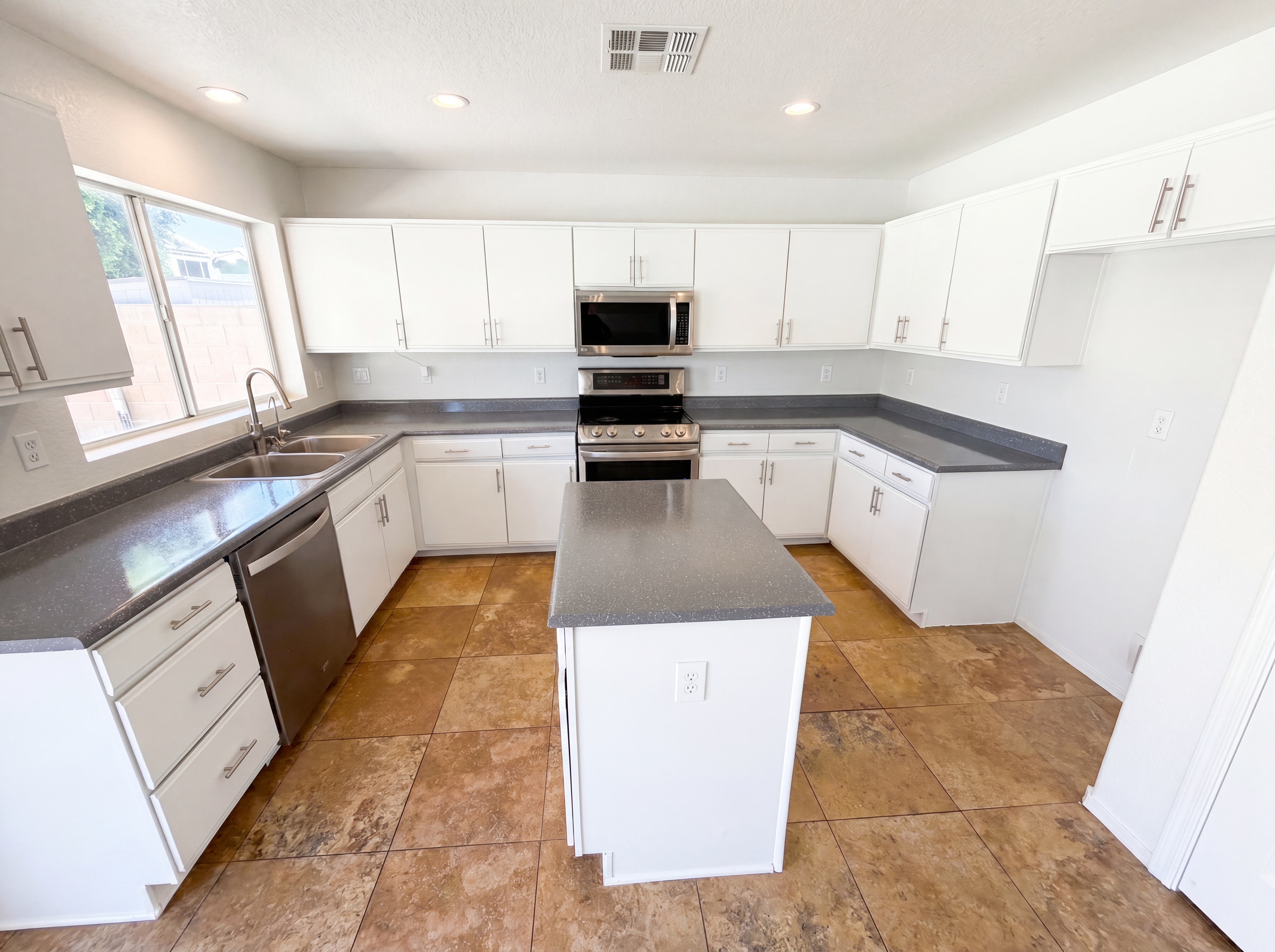 Photo 7 of 29 of 10860 W Lone Cactus Dr, Peoria, AZ