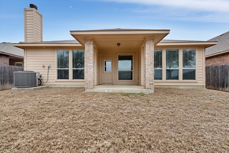 Photo 5 of 28 - 8212 Misty Water Dr, Fort Worth, TX 76131