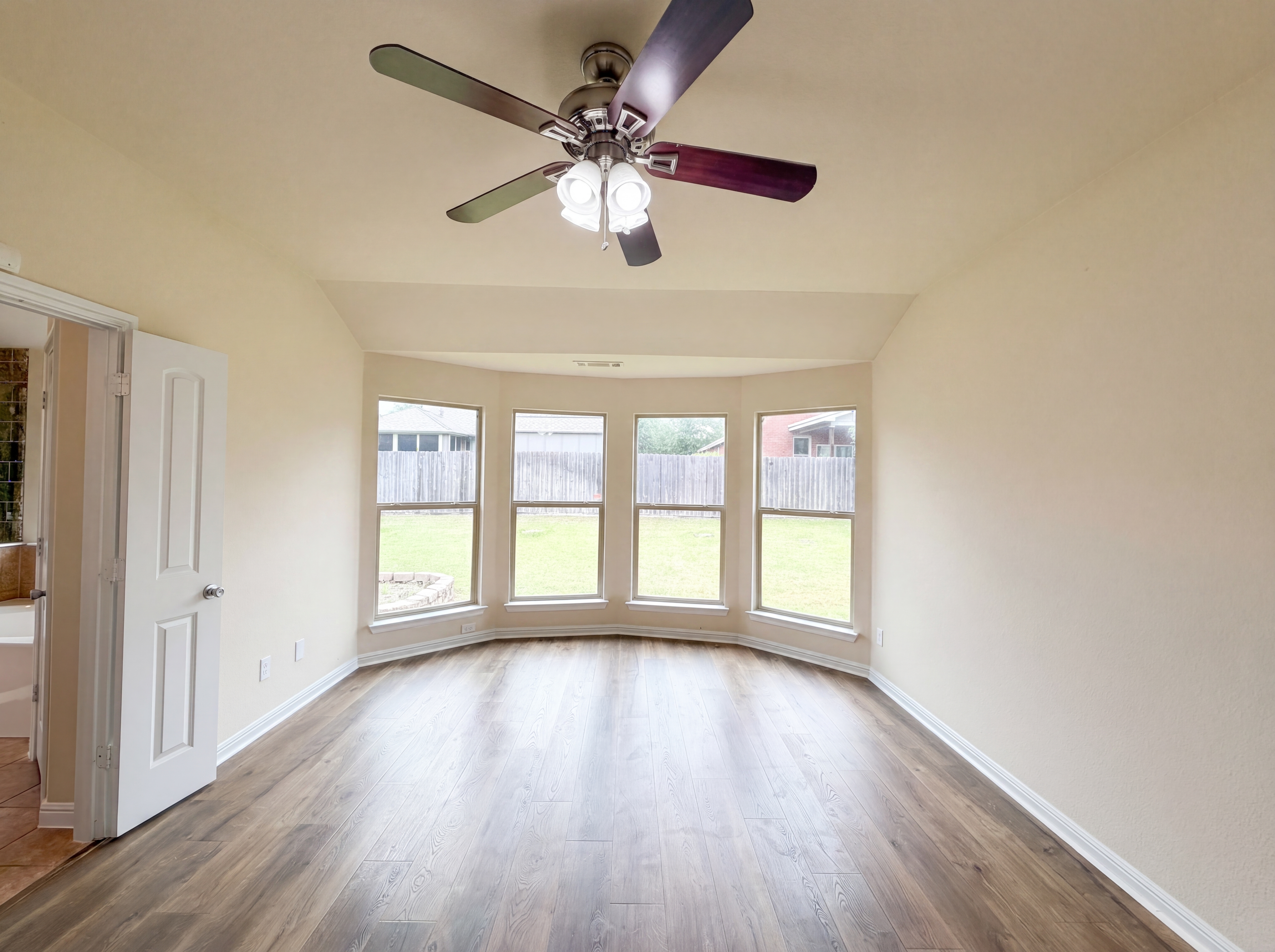 Photo 4 of 23 of 1124 Terrace View Dr, Fort Worth, TX