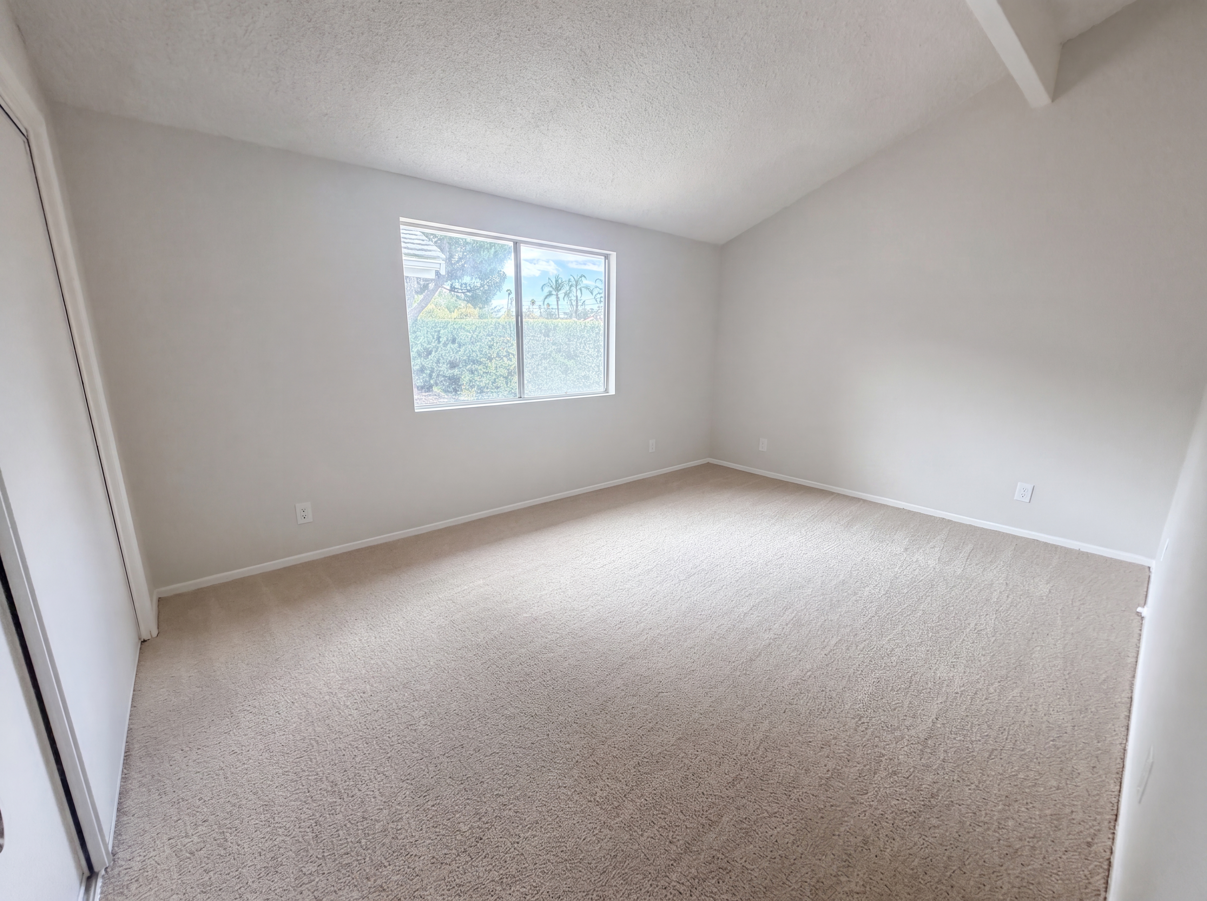 Photo 13 of 29 of 18400 Bermuda St, LOS ANGELES, CA