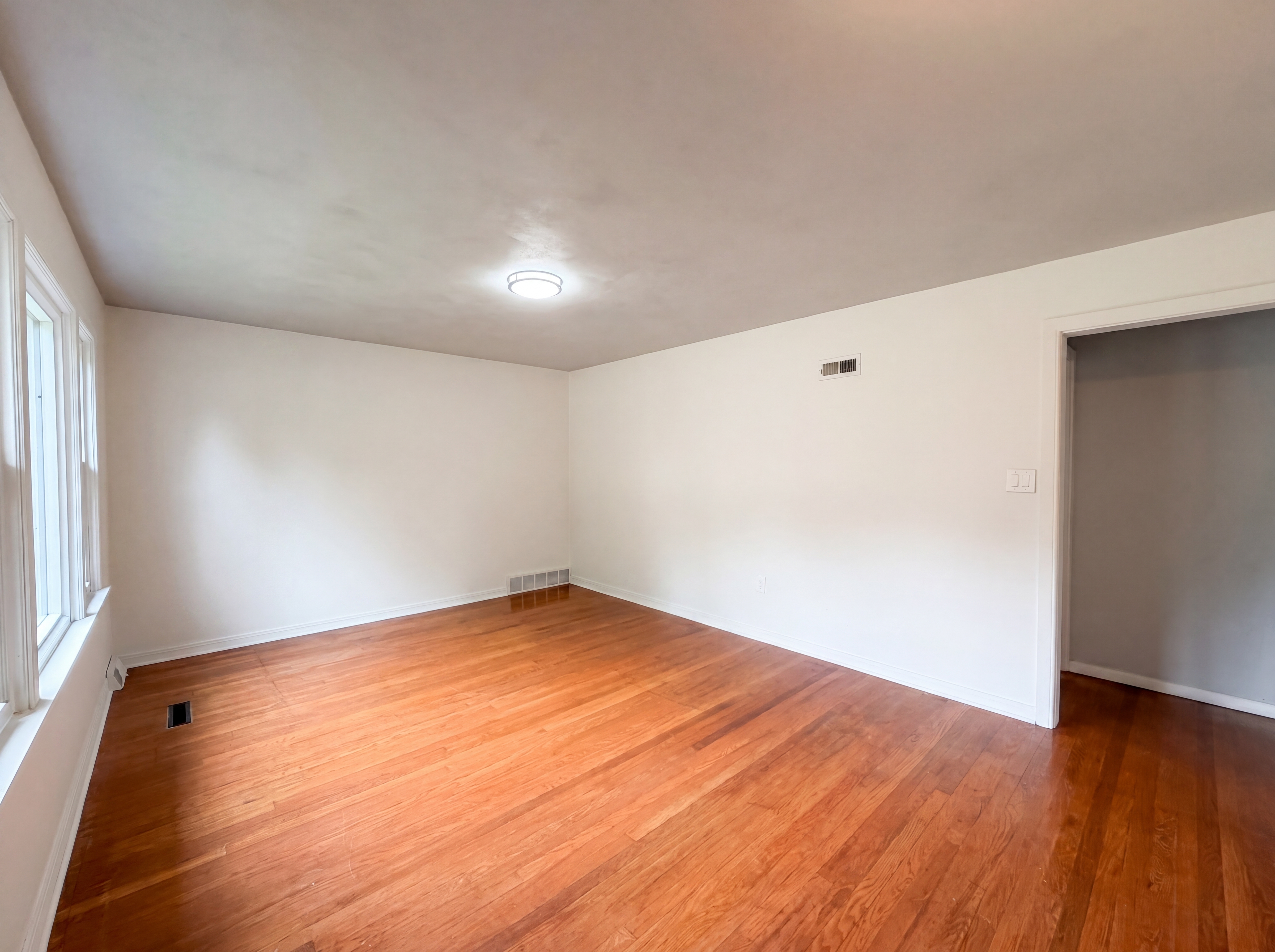 Photo 11 of 21 of 1607 N 17th St, Belleville, IL