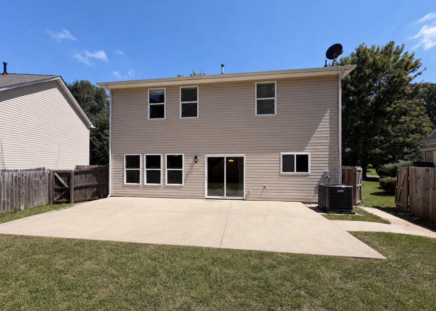 Photo 5 of 25 of 14021 Pinyon Pine Ln, Charlotte, NC