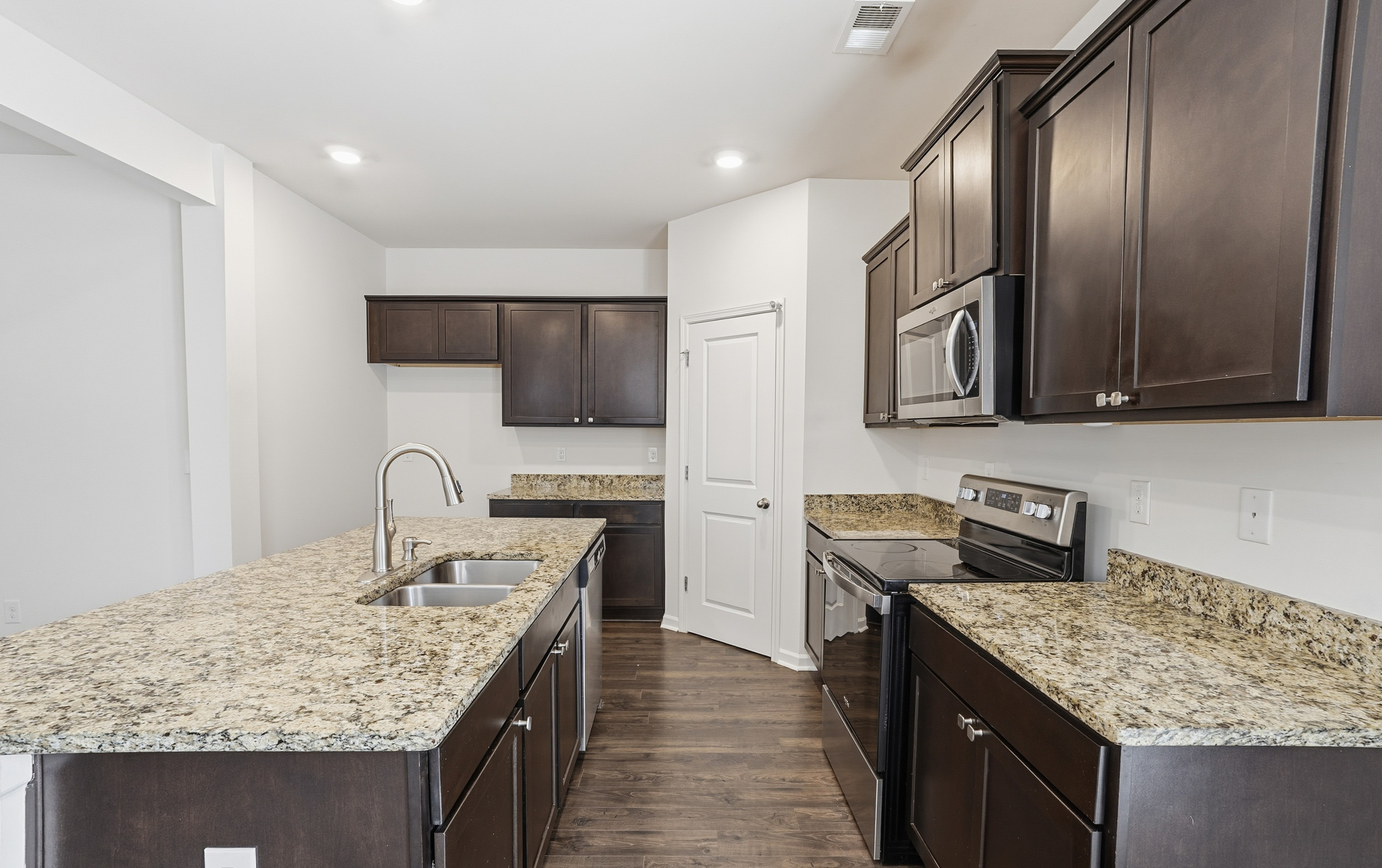 Photo 2 of 39 of 2031 Theberton Trl, Locust Grove, GA