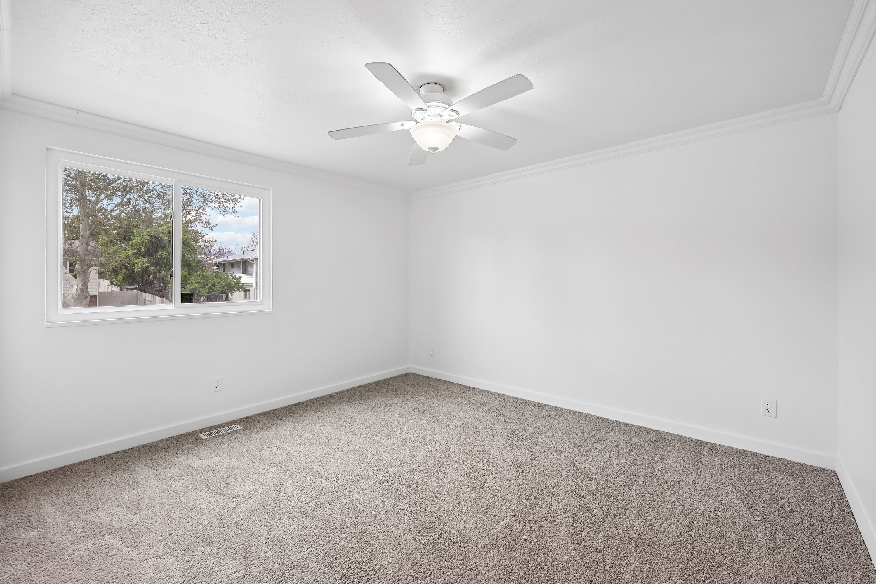 Photo 4 of 29 of 6493 S 5135 W, West Jordan, UT