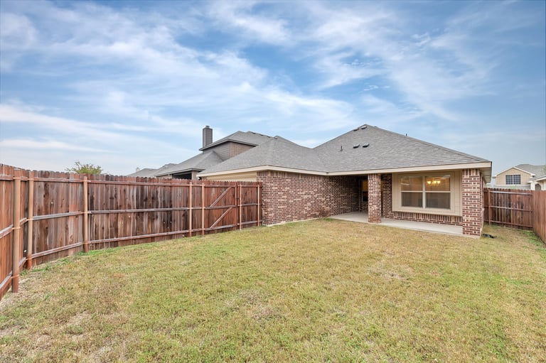 Photo 5 of 31 - 221 Happy Ln, Red Oak, TX 75154
