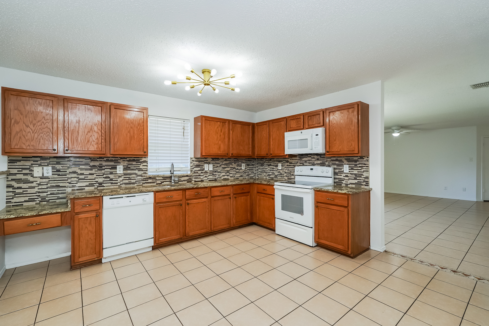 Photo 2 of 21 of 8717 Hunters Creek Dr, Fort Worth, TX