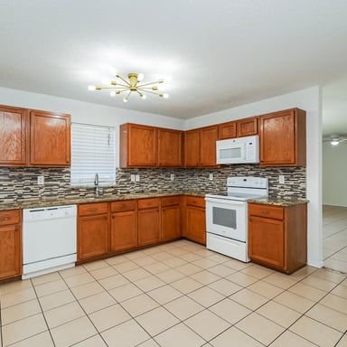 Property photo 2 of 8717 Hunters Creek Dr
