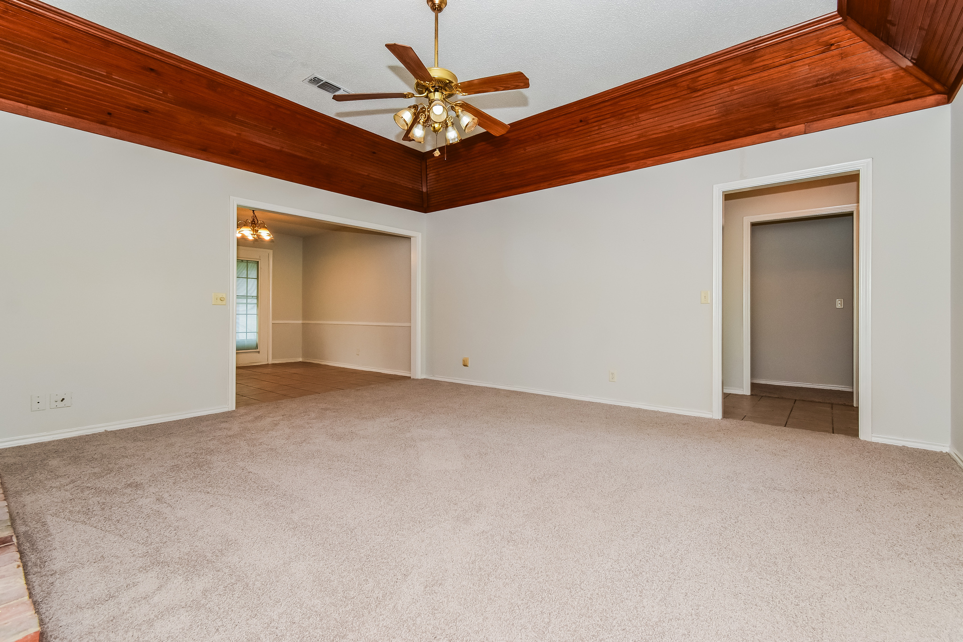 Photo 11 of 20 of 2127 N Village Dr, Bonham, TX