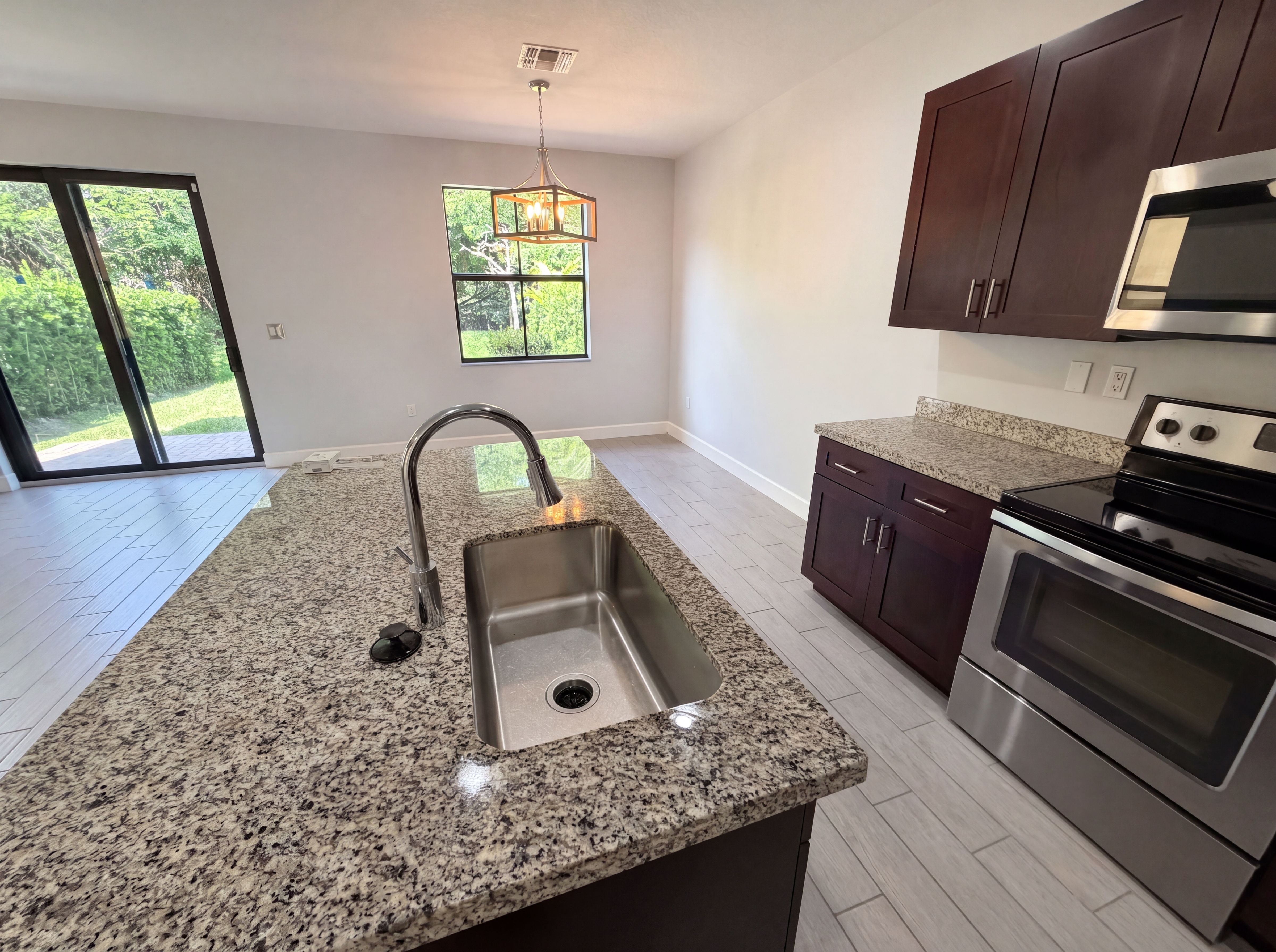Photo 9 of 26 of 5213 NW 50th Ter, Tamarac, FL