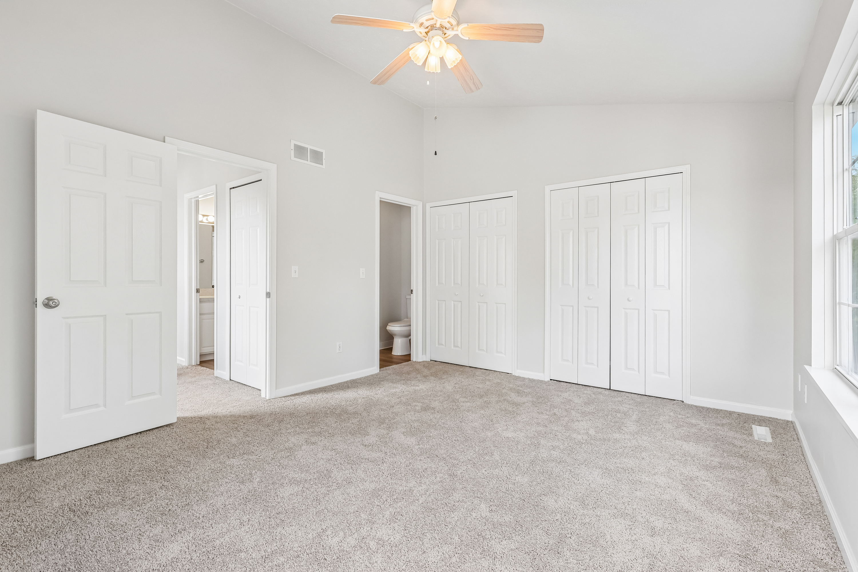 Photo 4 of 27 of 1352 Meadow Run, Copley, OH