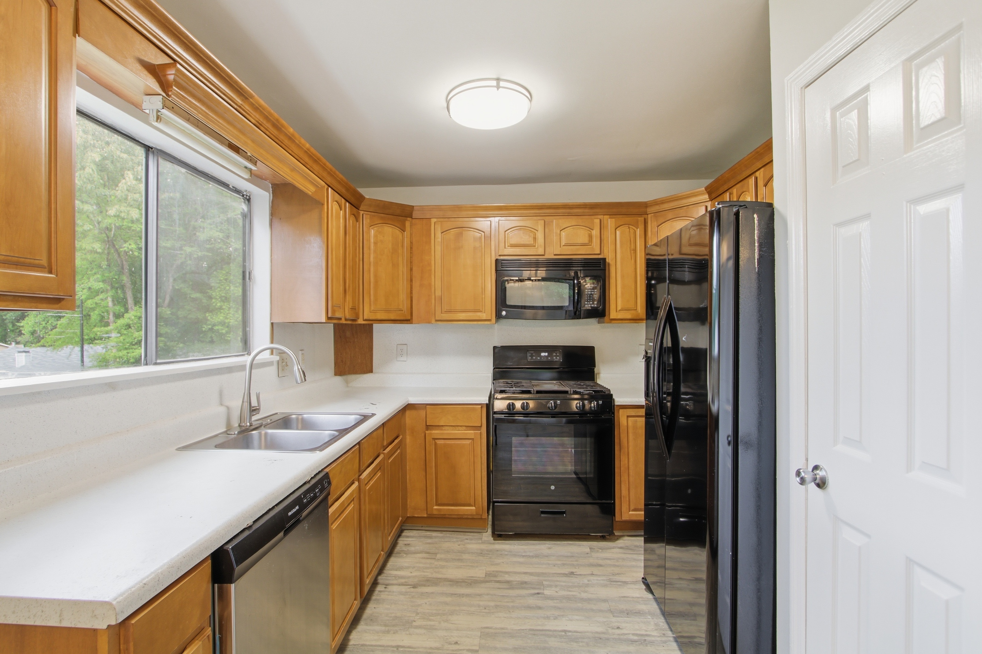 Photo 2 of 31 of 8132 Creekstone Ct, Riverdale, GA