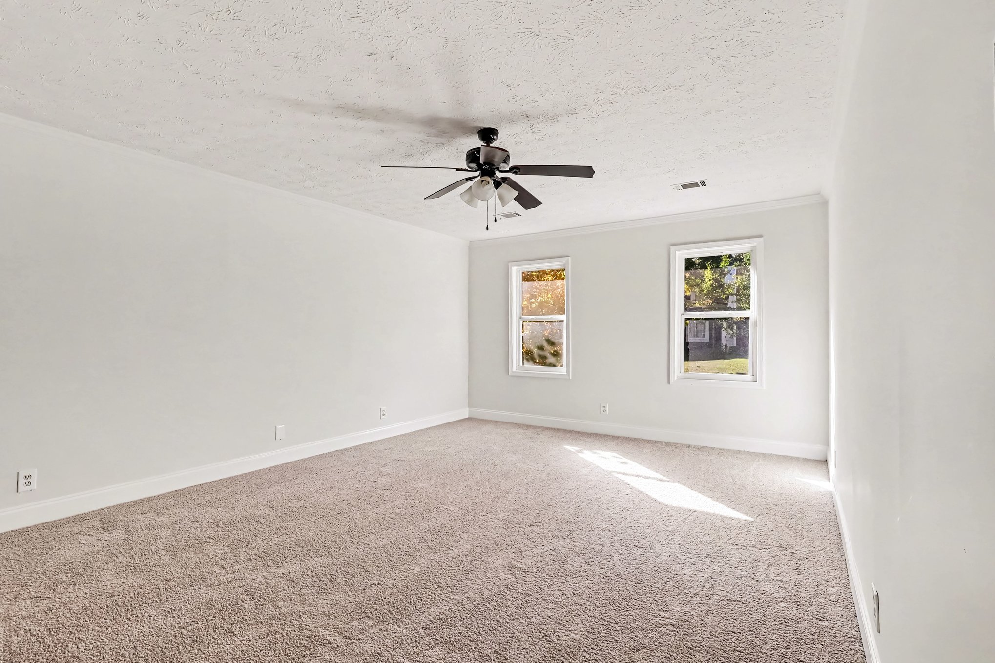 Photo 4 of 22 of 2888 Carrousel Ct, Stone Mountain, GA