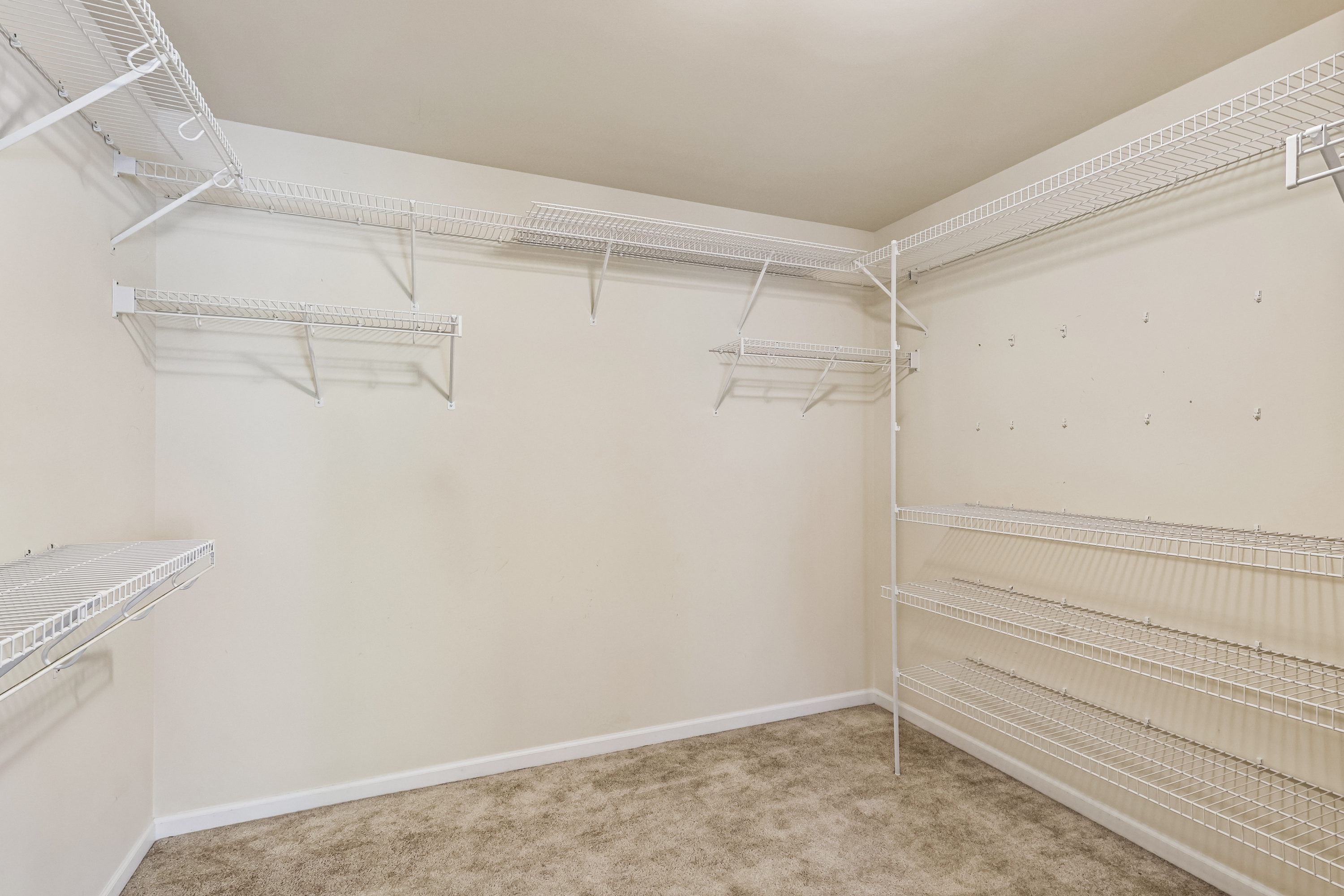 Photo 17 of 41 of 426 Heatherwood Dr, Oswego, IL