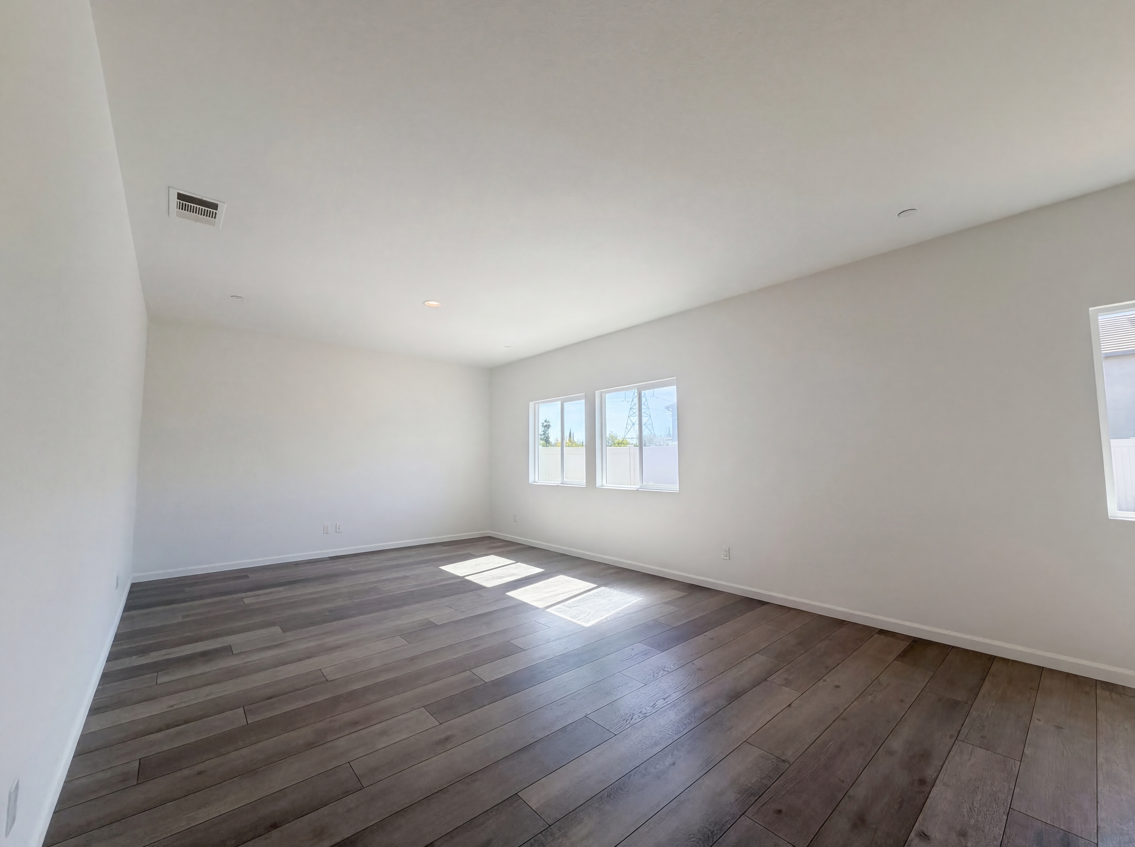 Photo 3 of 46 of 1176 Willow Hill Ave, Sacramento, CA