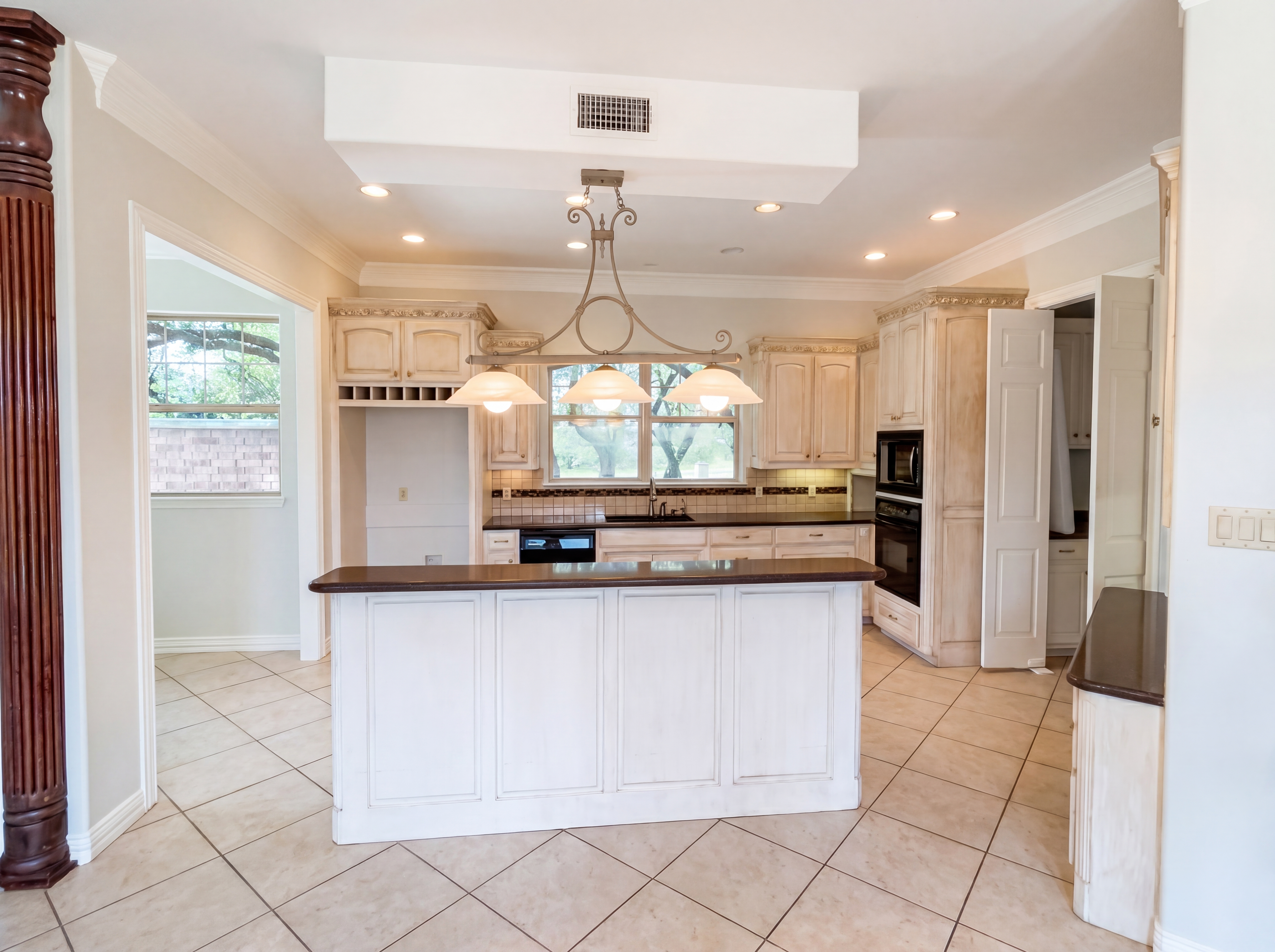 Photo 2 of 38 of 4201 Bluff View Dr, Granbury, TX