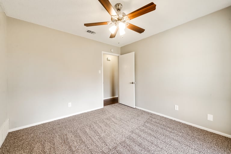 Photo 18 of 23 - 2517 Laredo Ct, Arlington, TX 76015