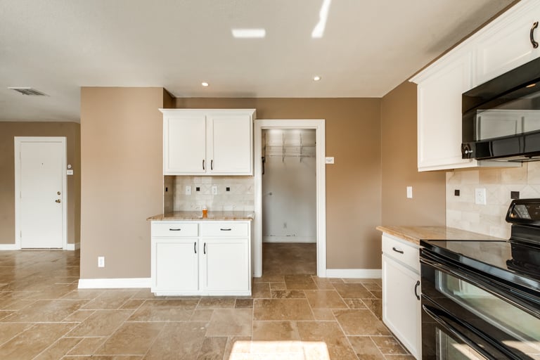 Photo 11 of 38 - 2732 Peach Dr, Little Elm, TX 75068