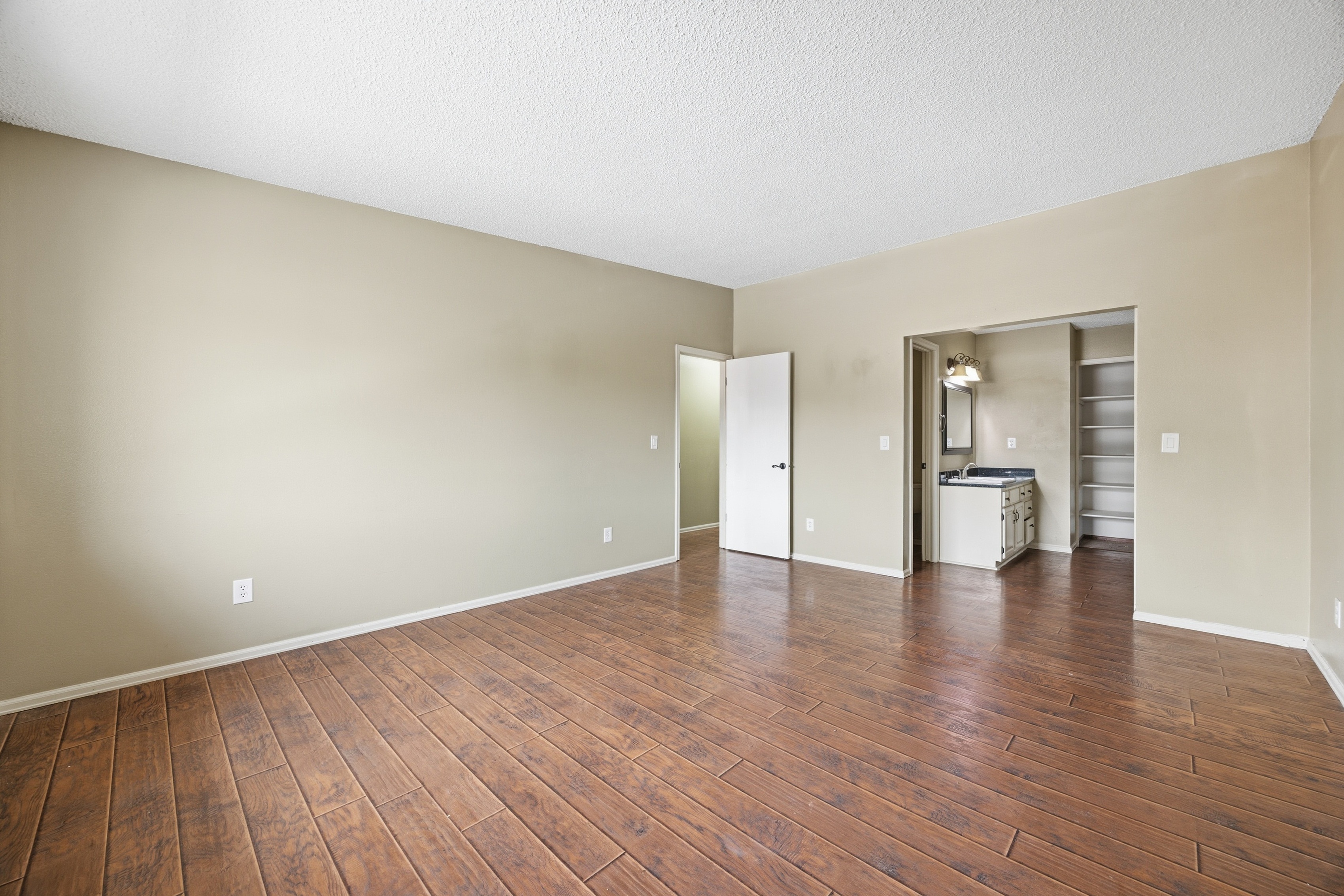 Photo 4 of 32 of 930 Fontmore Rd, Colorado Springs, CO