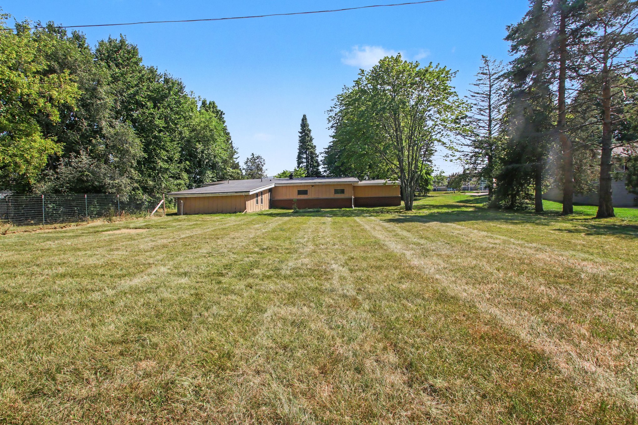 Photo 5 of 23 of 7800 W Sharpe Rd, Fowlerville, MI