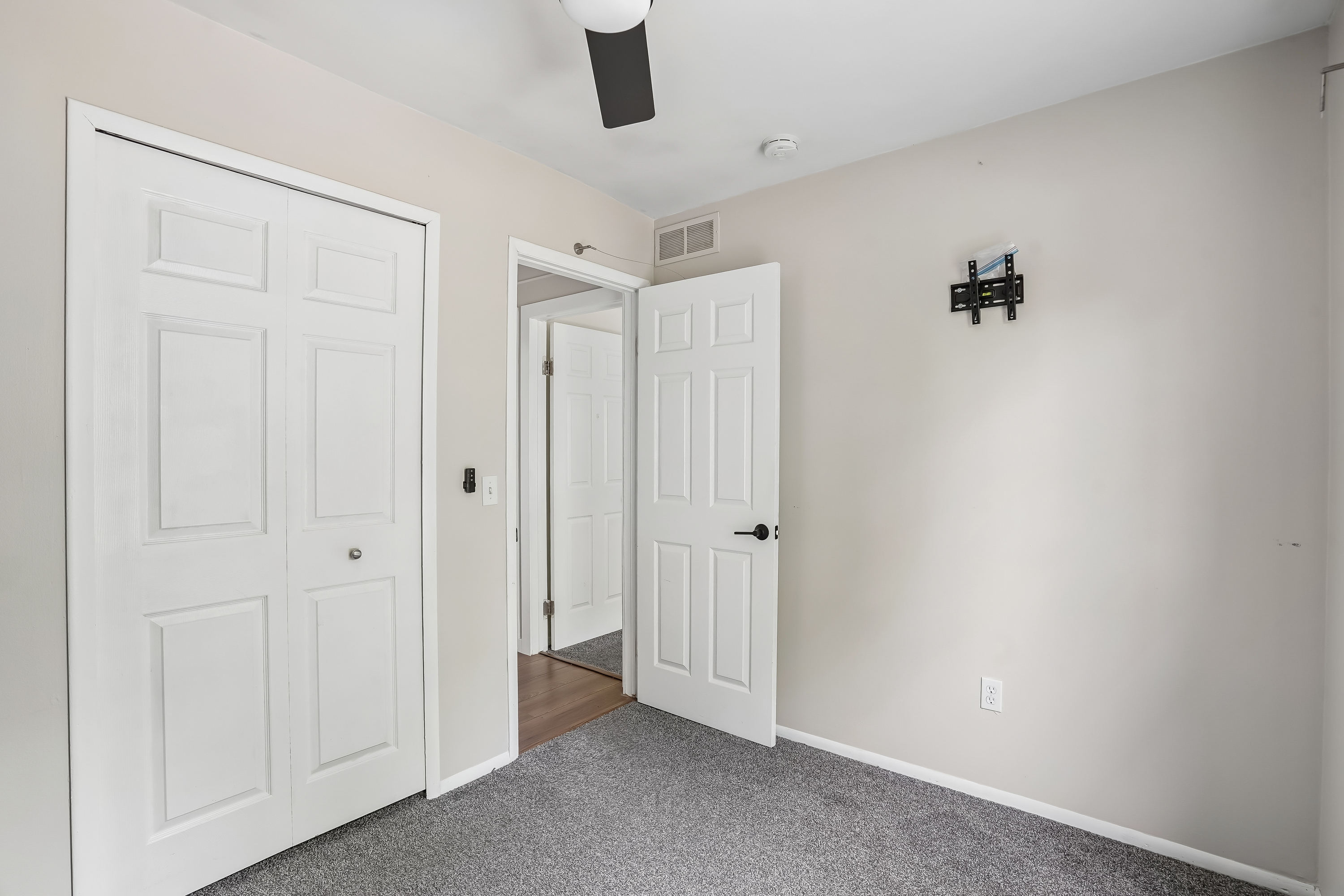 Photo 22 of 37 of 18923 Orleans Pl, Woodhaven, MI