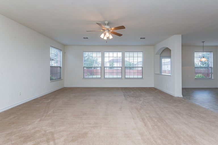 Photo 5 of 33 - 7715 Longbow Ln, Arlington, TX 76002
