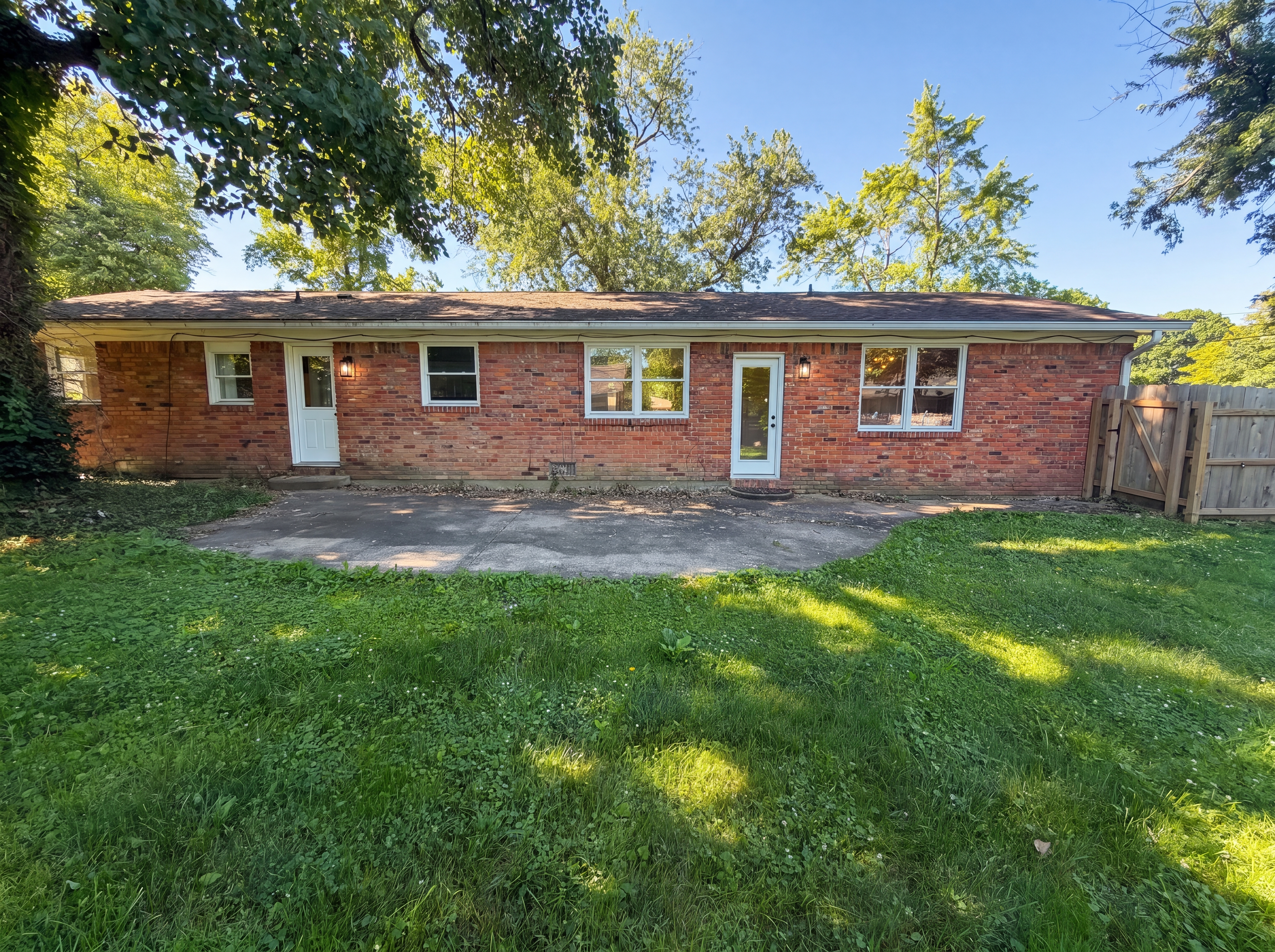 Photo 5 of 17 of 5110 Winston Dr, Indianapolis, IN