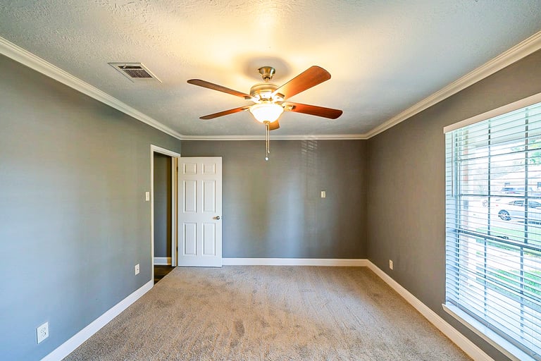 Photo 4 of 27 - 5113 Meadow Crest St, La Porte, TX 77571