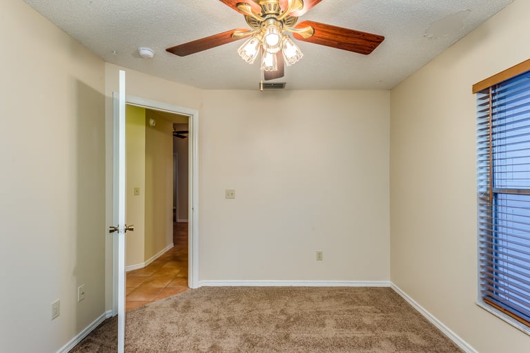 Photo 12 of 21 - 5530 Queenswood Dr, Orlando, FL 32810
