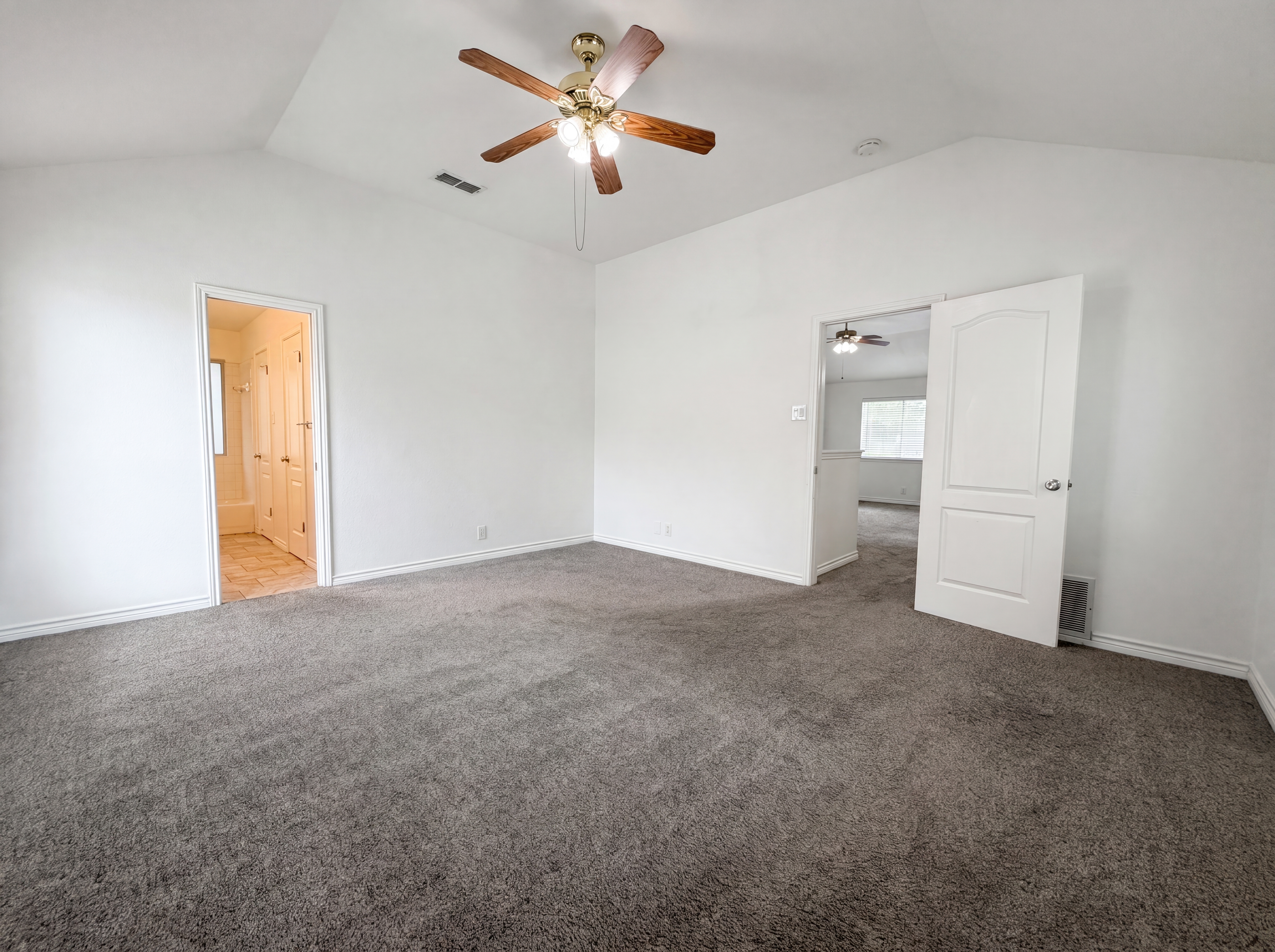 Photo 7 of 18 of 8423 Berry Knoll Dr, Universal City, TX