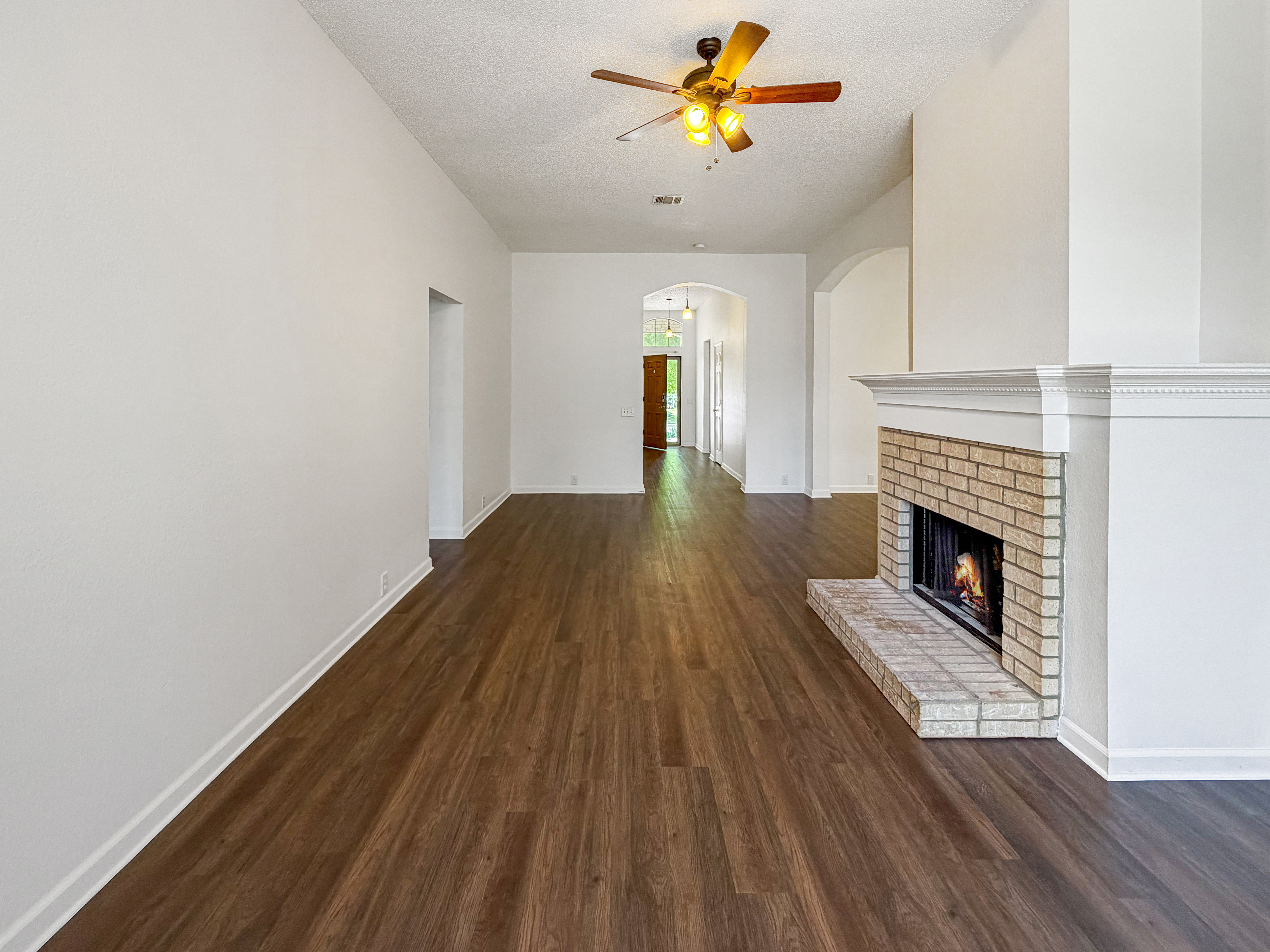 Photo 3 of 16 of 2516 Fairway View Dr, Burleson, TX